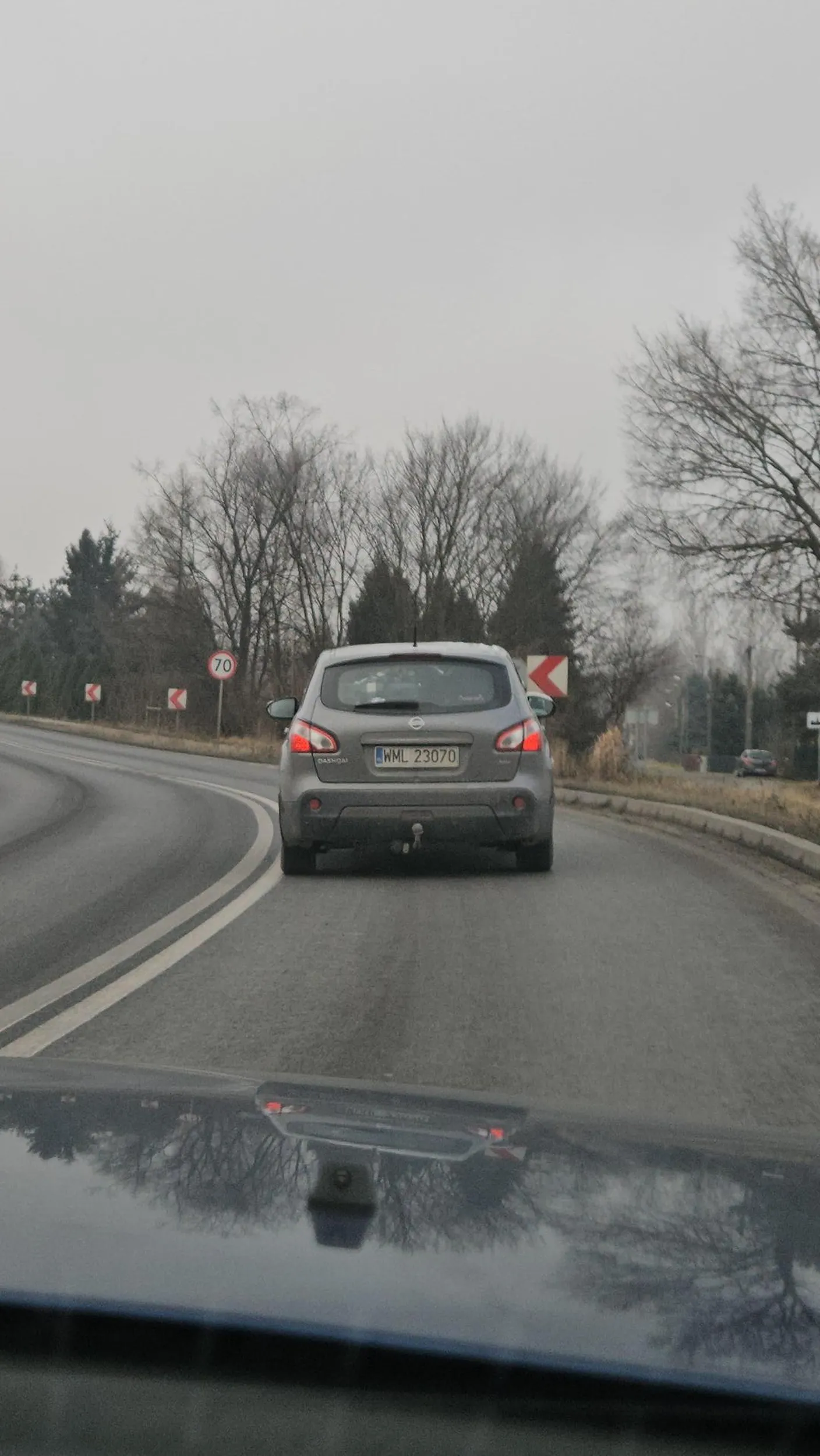 Chłop ewidentnie jedzie pod wpływem alkoholu. Ciągle zjeżdża na przeciwległy pas powodując zagrożenie w ruchu drogowym.