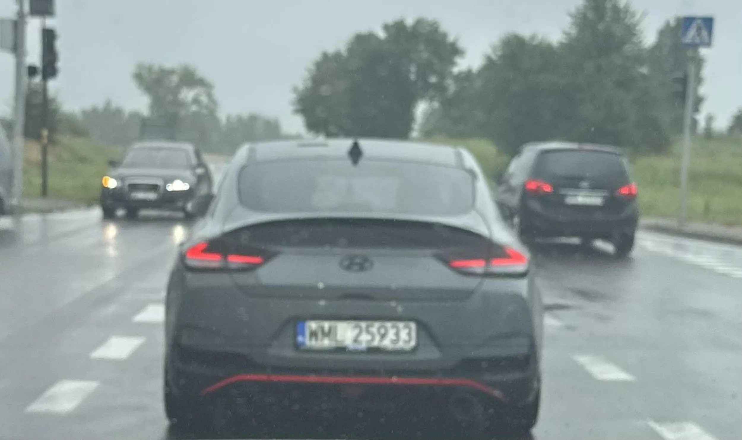 Kierowca Hyundaia przyśpiesza podczas gdy jest wyprzedzany. Stwarza poważne zagrożenia na drodze. Jeździ z nadmierną prędkością.