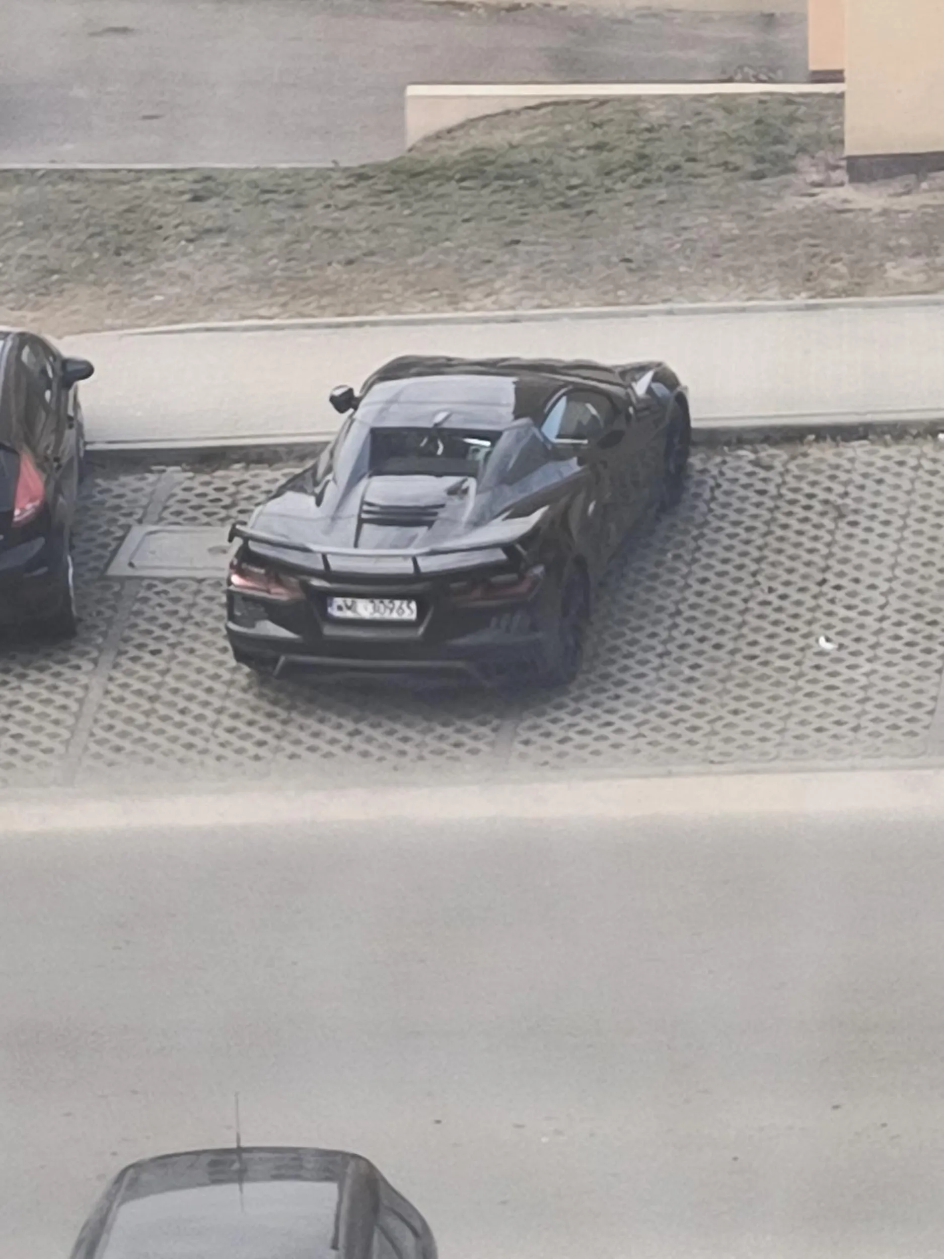 Krzywo zaparkował bananowy dzieciak