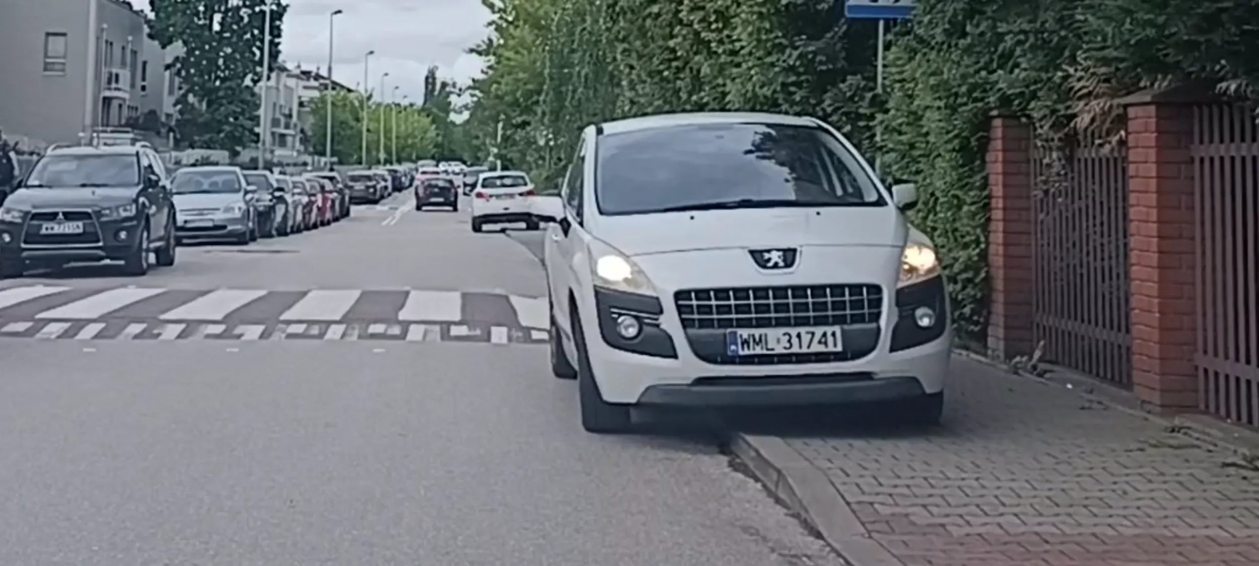 Cham nielegalnie parkuje wraka na chodniku w miejscu gdzie jest zakaz zatrzymywania się i postoju