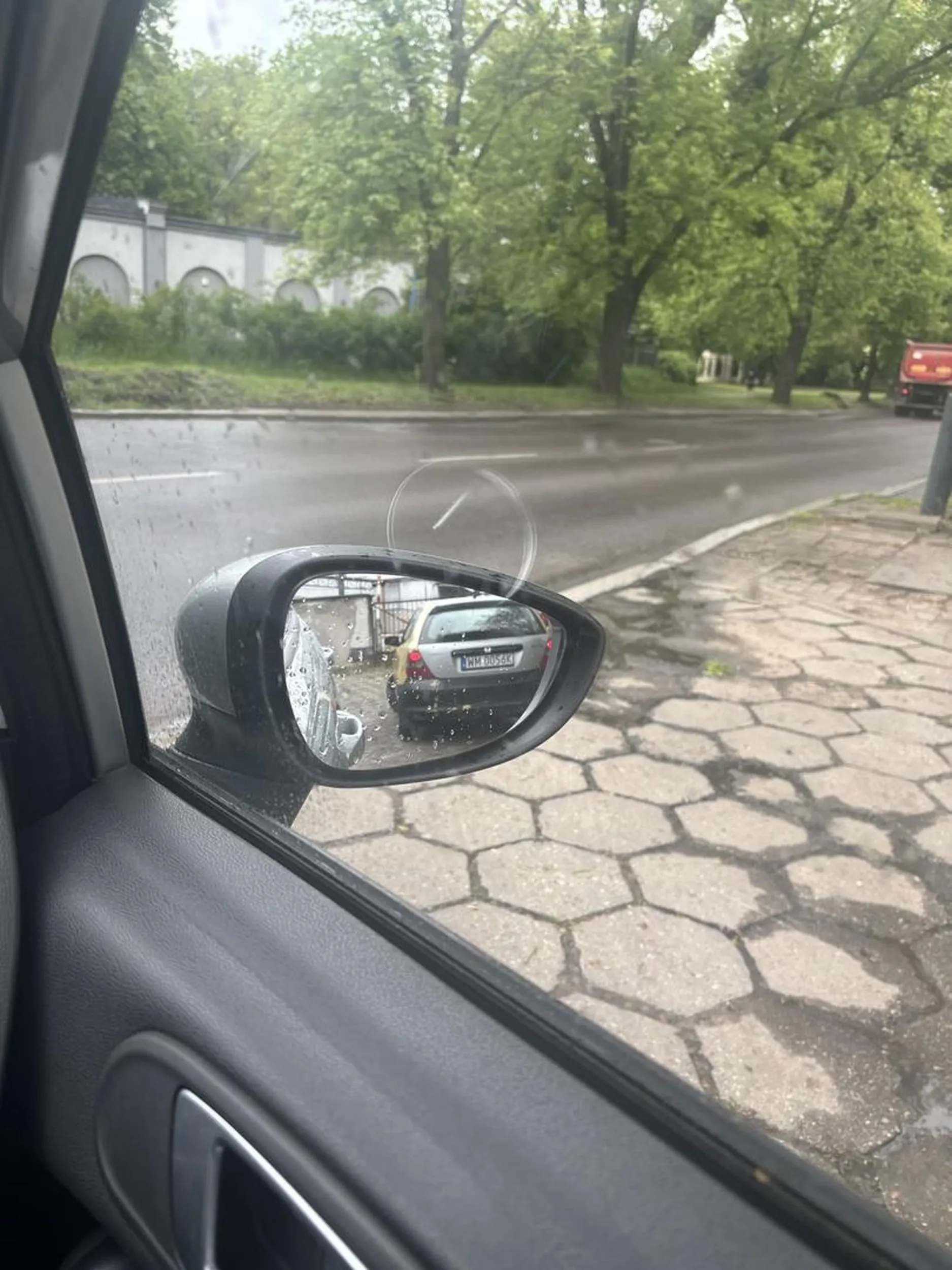 Bardzo agresywny kierowca. Zaatakował mnie rzucając kamieniami w moje auto gdy wjechałem na parking.