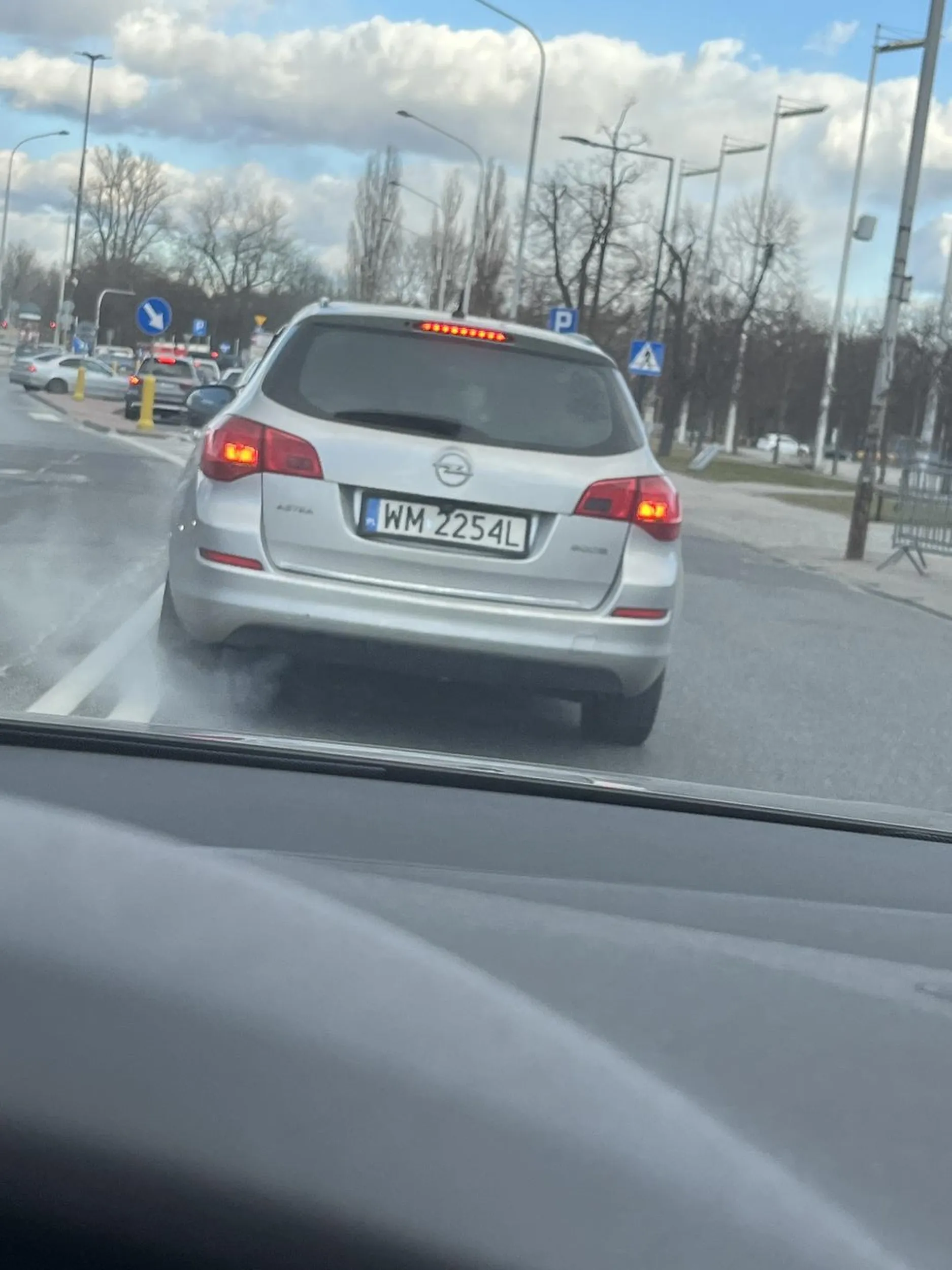 Dramat. Dymi i kopci stary trup.