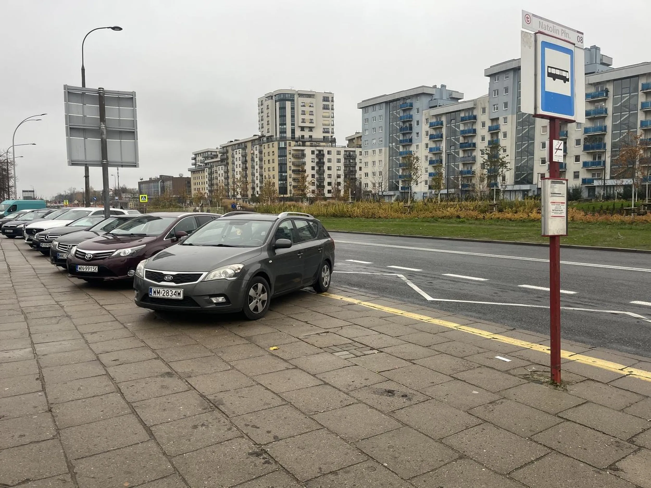 Najbardziej lubi parkować na przystanku autobusowym, na ulicy ze znakiem zakazu zatrzymywania się. Na innych trąbi. Wyszystko po to by ktoś wreszcie zwrócił uwagę na to jakim jest człowiekiem.