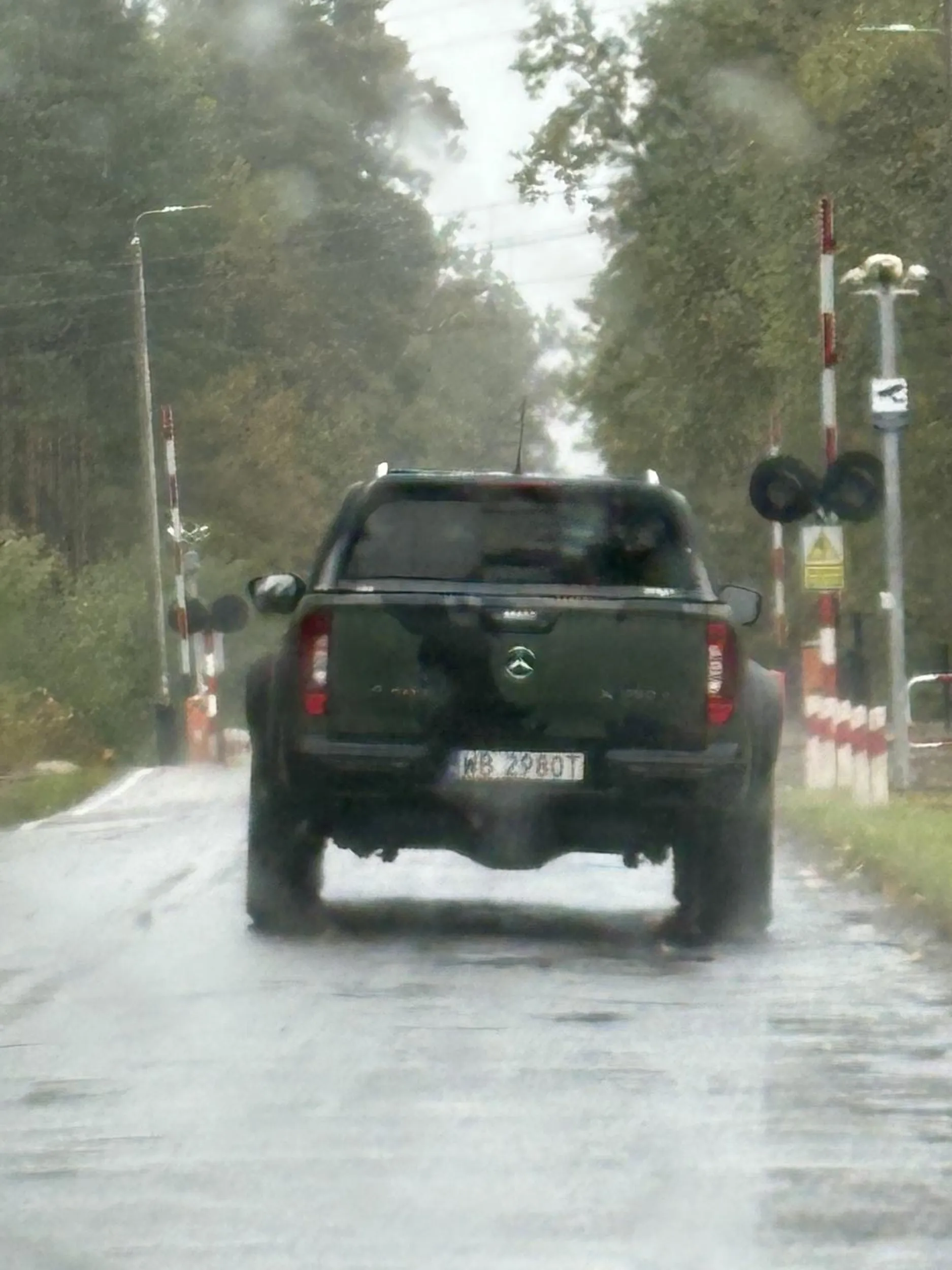 Jechal jak pod wplywem, od jednej krawedzi do drugiej, nie mozna bylo ominac mimo trąbniecia