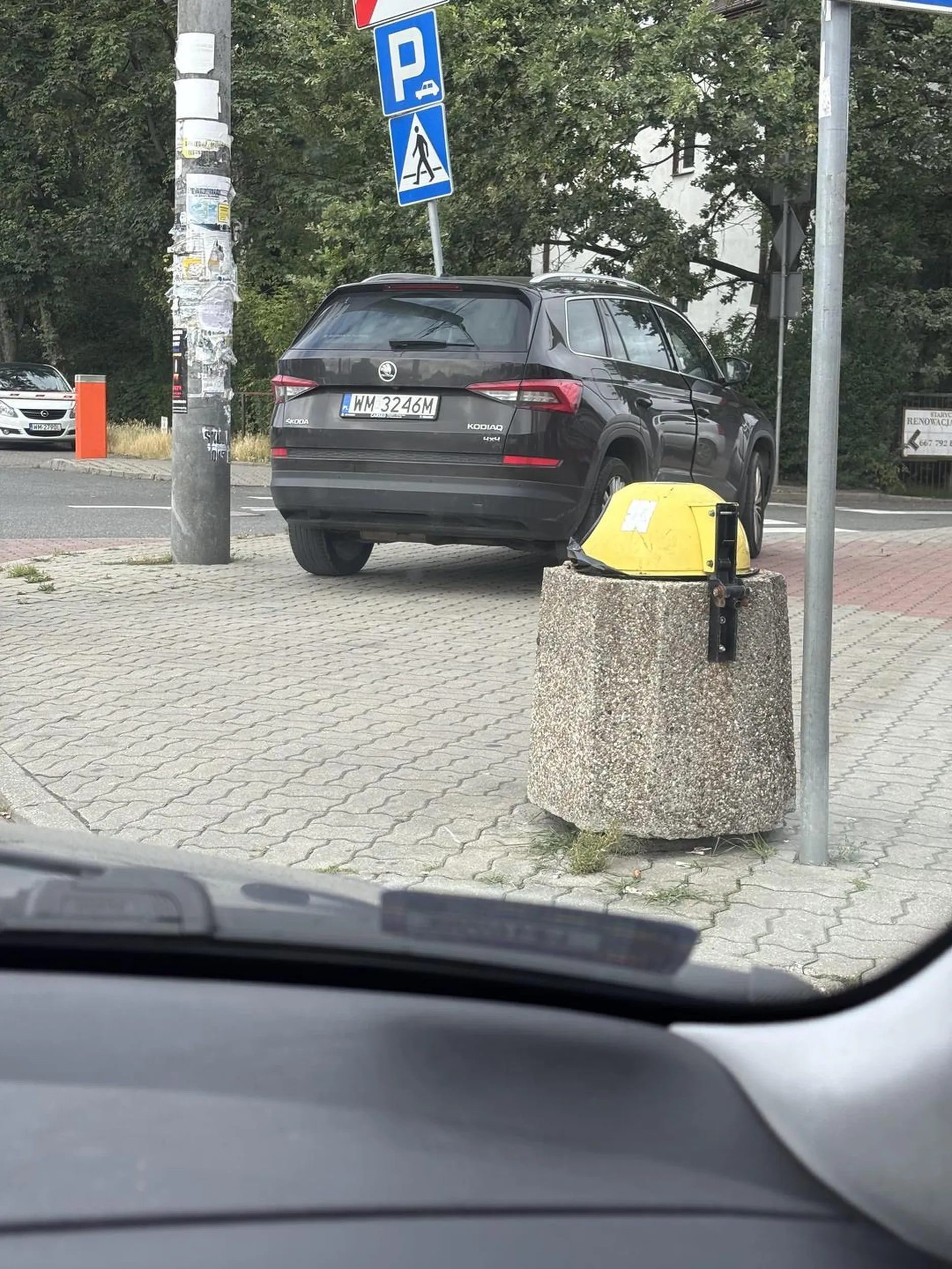 Zajebiście cie nauczyli parkować o ile cie uczyli