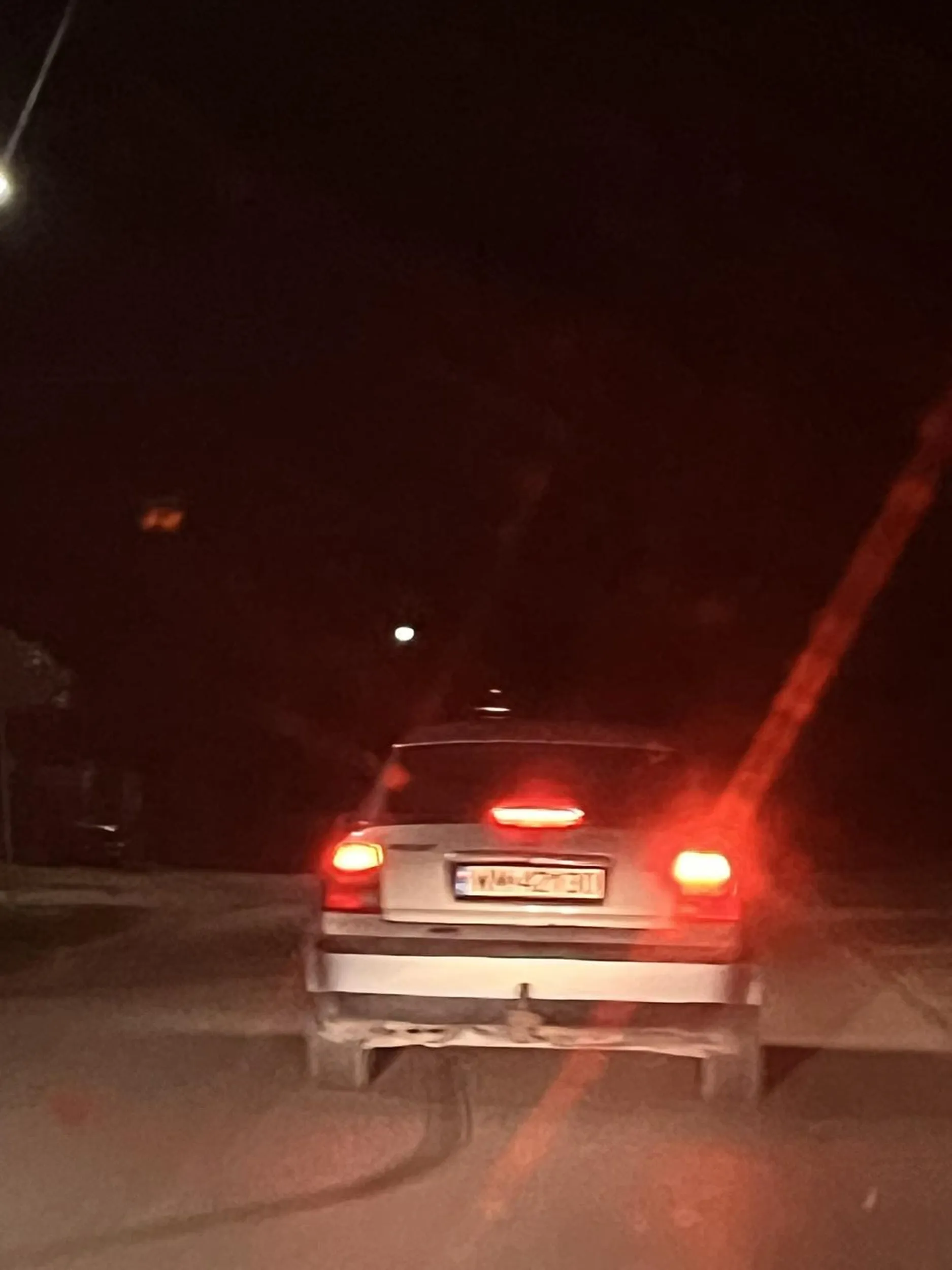 Pijak jeździ po kałuszynie wymusza pierwszeństwo