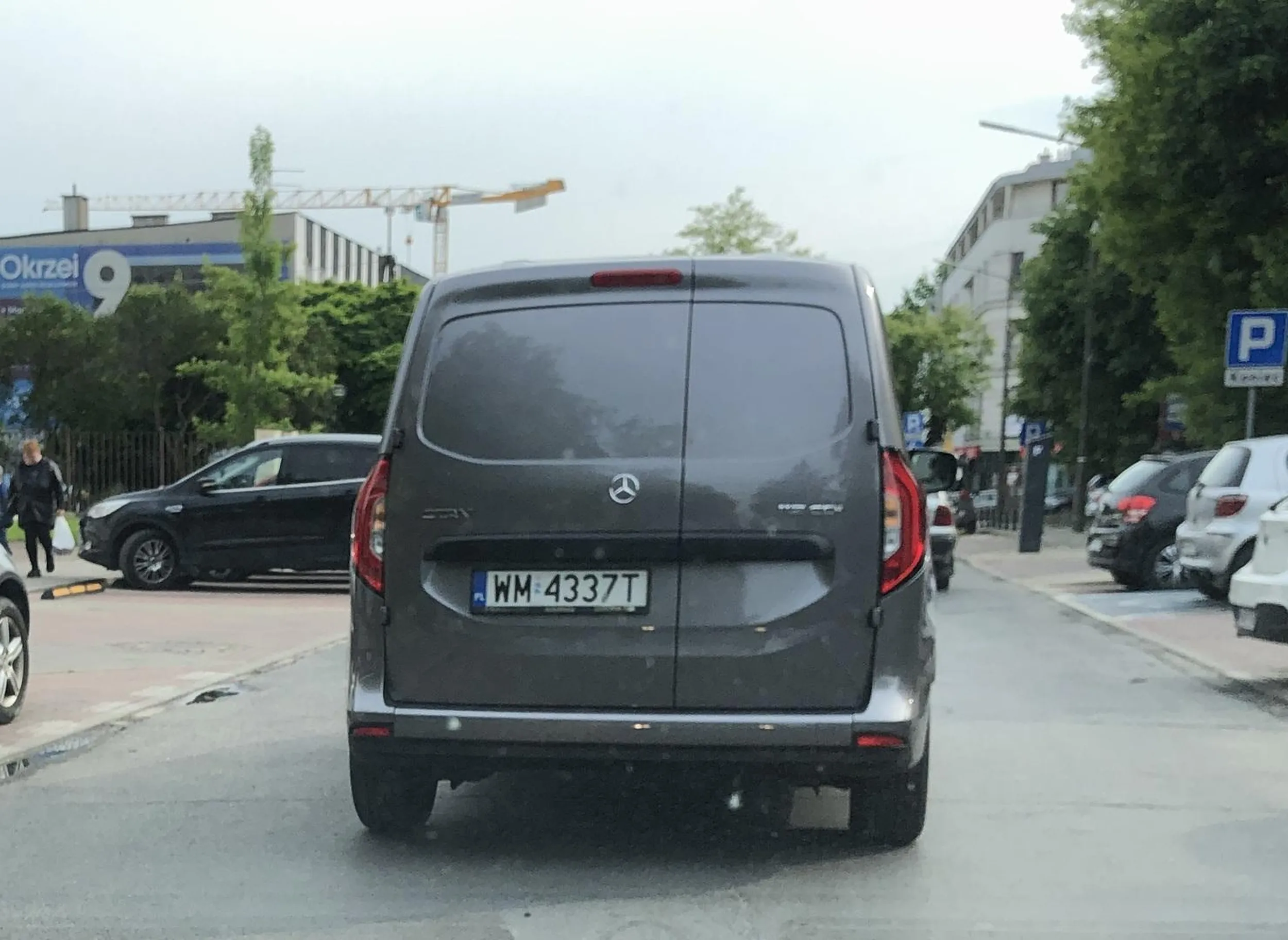 Srebrnowłosy kierowca tego wehikułu zdążył przekroczyć ciągłą linię wjeżdżając na lewy pas z podporządkowanej, zrobił to na czarwonym świetle, inni kierowcy którzy mieli akurat zielone światło musieli zostać na skrzyżowaniu. Nie używa kierunkowskazów, specjalnie i celowo zatrzymał się na zielonym świetle by inne auta na kolejnym skrzyżowaniu nie mogły przejechać. Jak widzę takich ludzi to mi tylko jedno przychodzi na myśl, gnida drogowa.