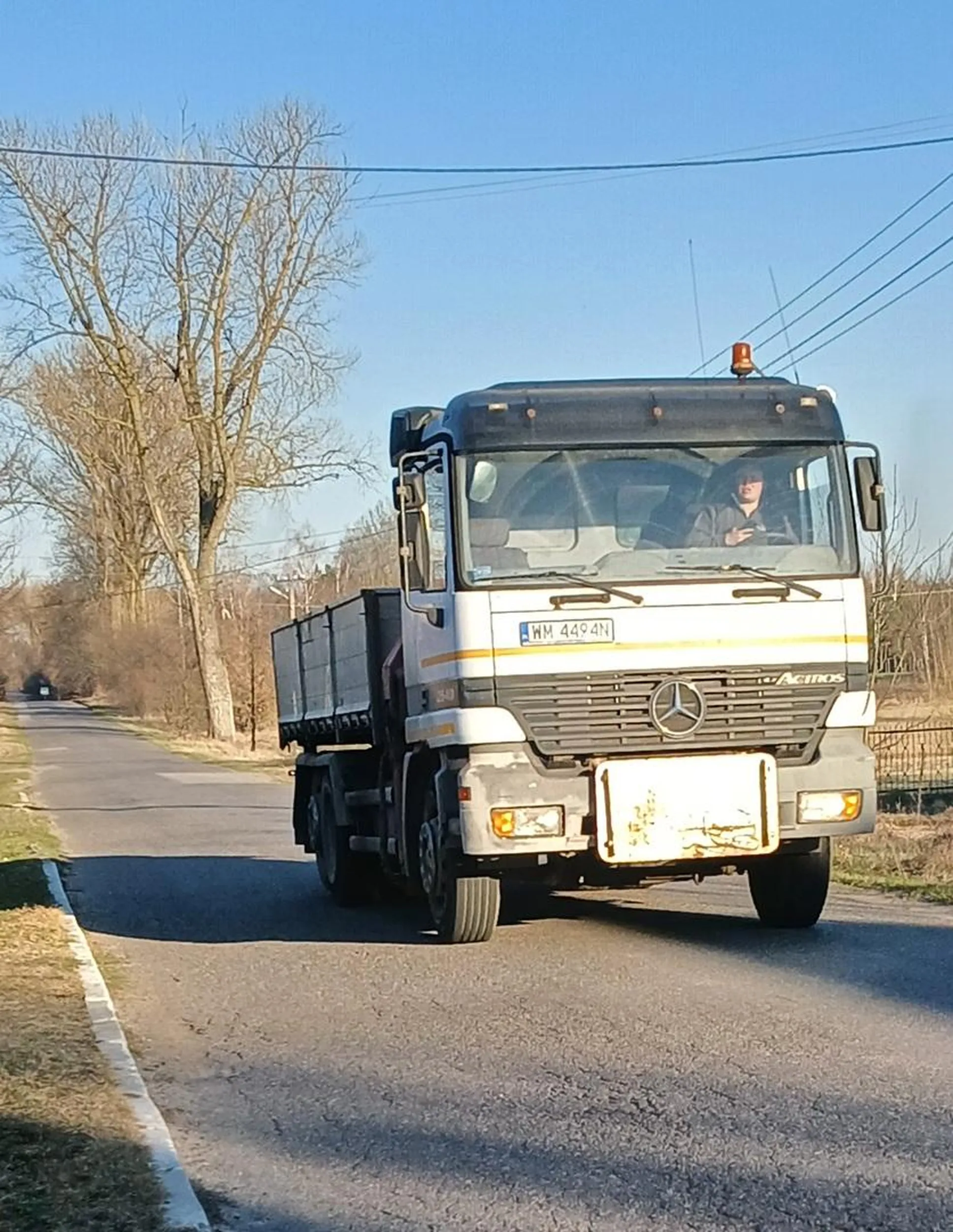 Pan nie przestrzega ograniczenia do 50 w terenie zabudowanym, gdzie chodzi bardzo dużo dzieci. W dodatku na zdjęciu widać, trzyma telefon w ręku..