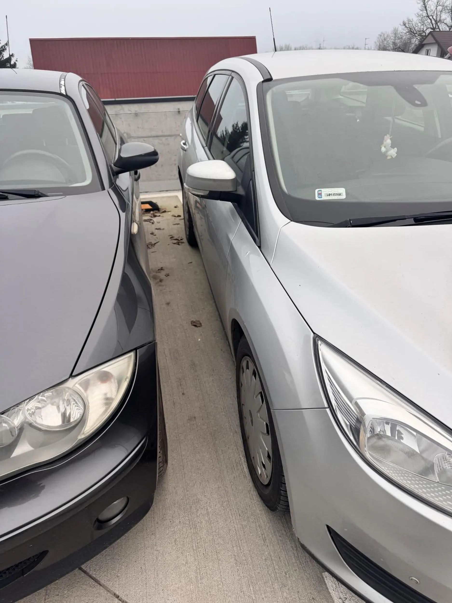 Polecam wybrać się na doszkalający kurs parkowania tyłem  albo w ogóle nie wchodzenia za kółko.