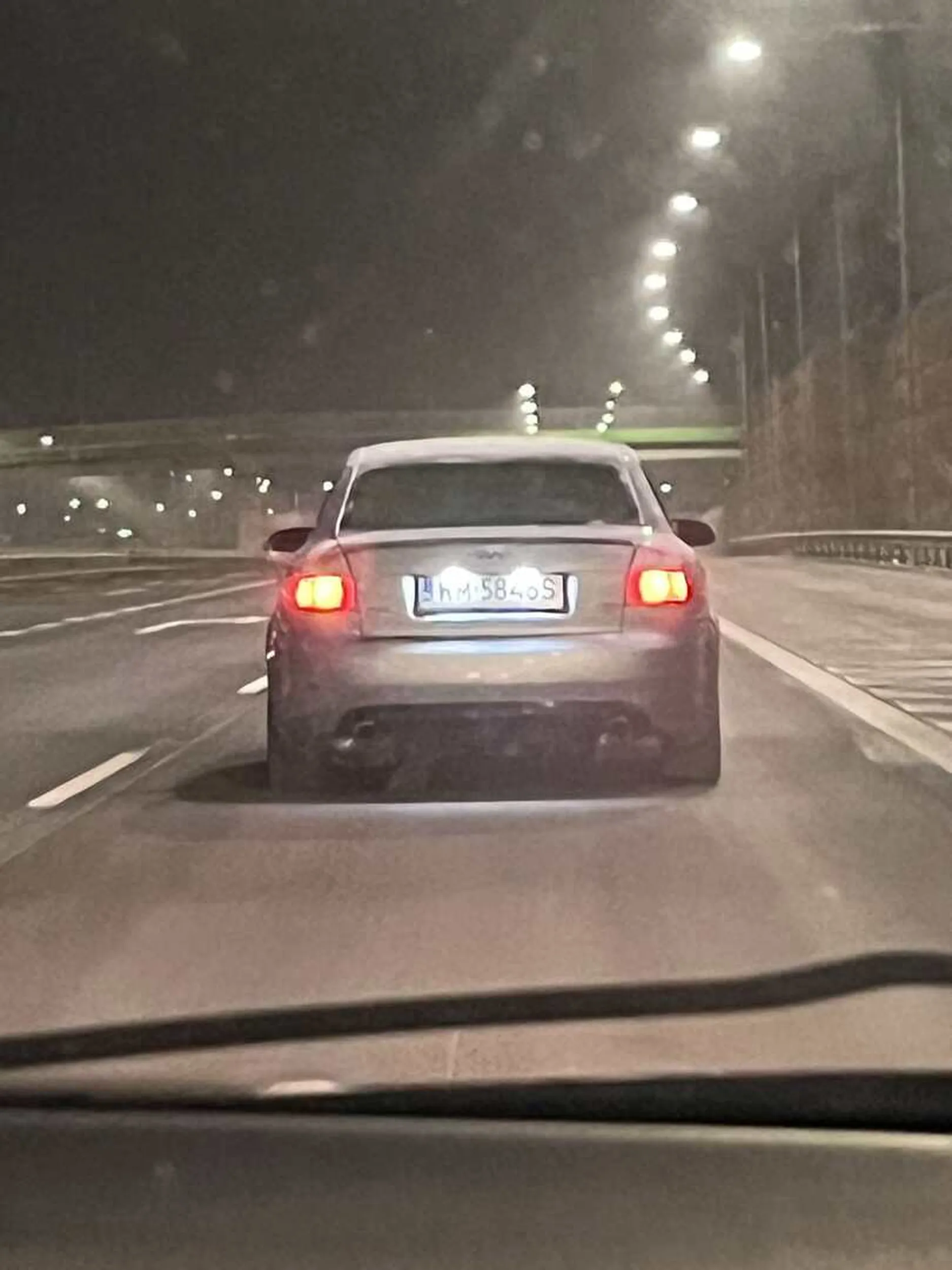 Kierowca wyraźnie nie potrafi jeździć. Jego zachowanie na drodze to prawdziwe zagrożenie nie trzyma odpowiedniego odstępu, zmienia pasy bez sygnalizowania, a do tego często blokuje ruch. Widać, że brakuje mu podstawowych umiejętności za kierownicą. Takie osoby powinny przejść ponowną weryfikację zdolności do prowadzenia pojazdu, bo w przeciwnym razie mogą doprowadzić do poważnego wypadku kierowca przez szybkę sepleni się krzycząc ze kupił za 8 koła a może sprzedać za 16 tyś widać ze przy kierowcach audi coś nie pracuje i nie chodzi mi o to co ma w spodniach