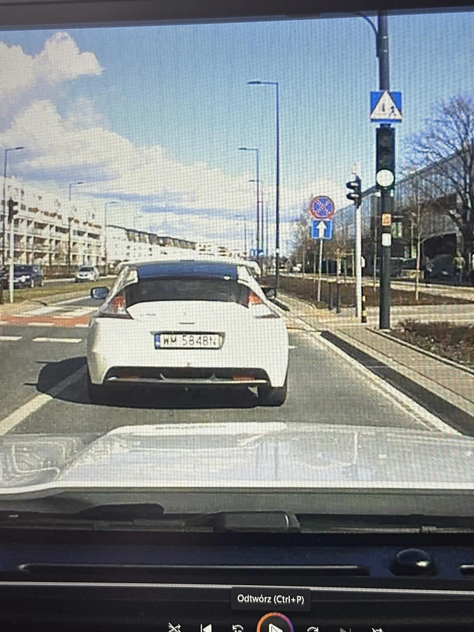 Za to wyjechanie z podporządkowanej przed maskę wysyłam filmik na policję. Naucz się przepisów drogowych gówniarzu