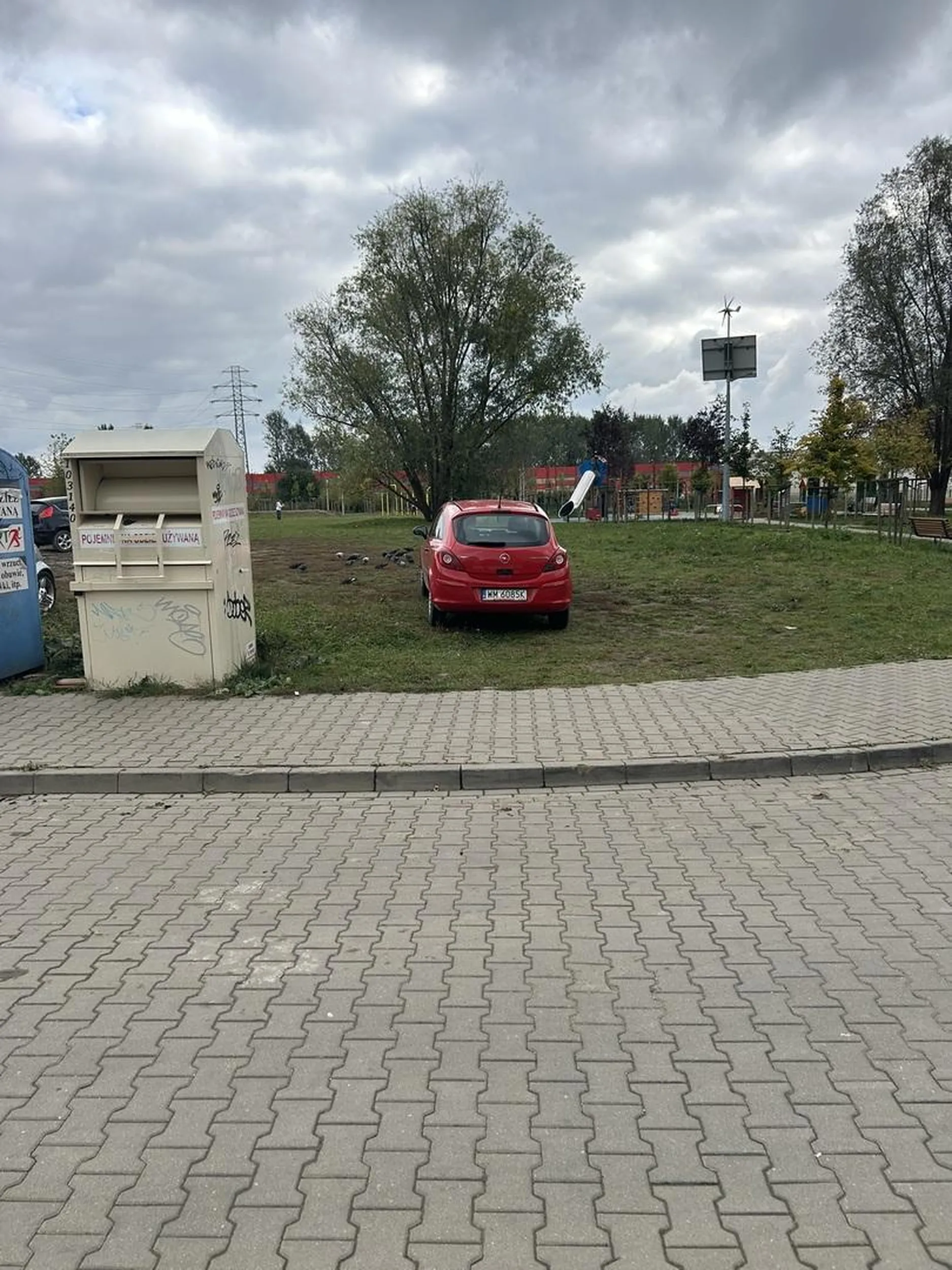 Proszę Cię wieśniaro, parkuj na parkingu, nie rozjeżdżaj ludziom trawnika. Niedługo ten plac zabaw będzie pośrodku bagna.