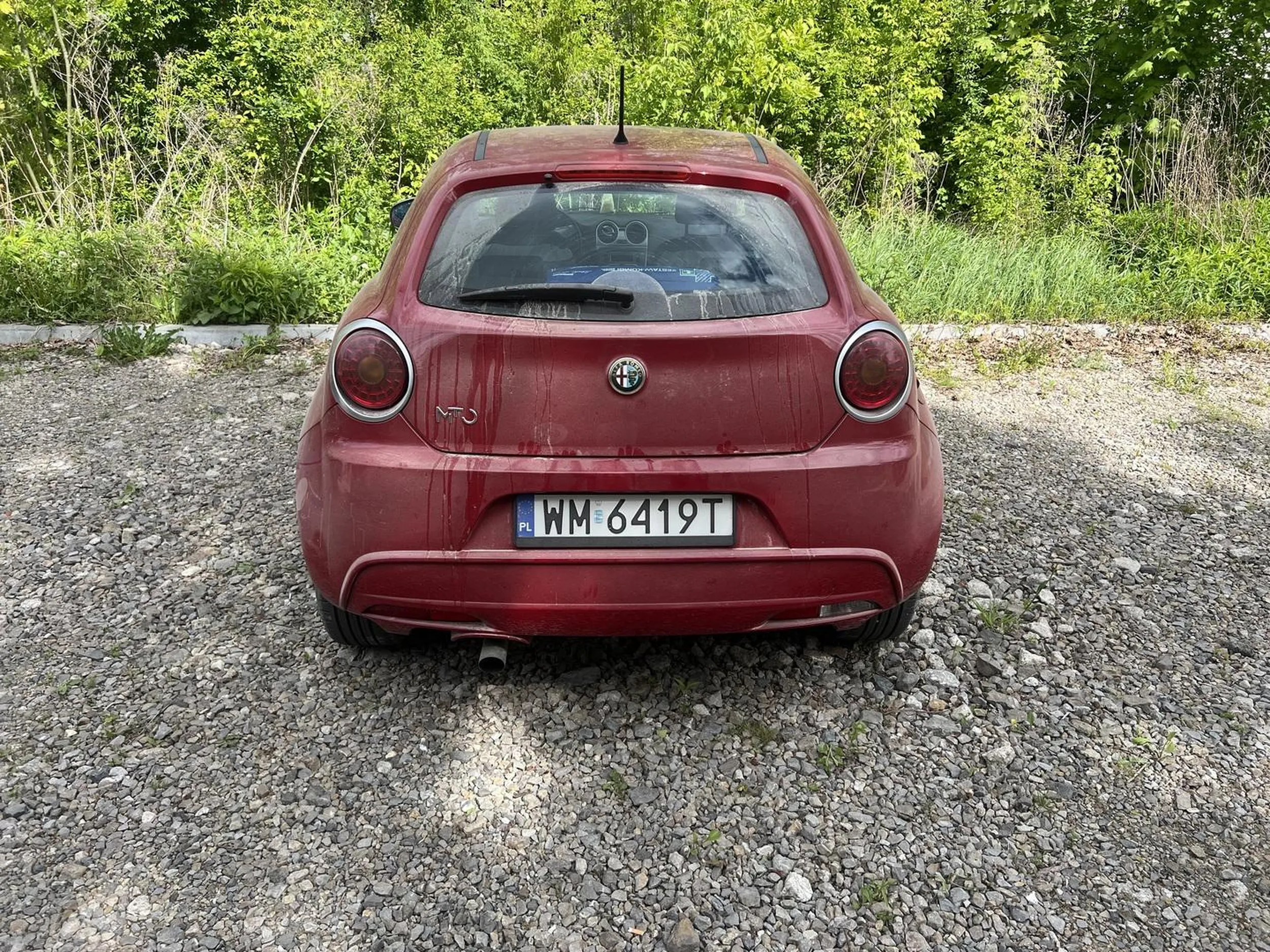 Polecam uważać na panią jeżdżącą samochodem widocznym na zdjęciu. Mimo dużej ilości miejsca, parkuje tak, że uderza w inne auta – u mnie zostawiła wgniecioną blachę. Jej własny samochód wygląda jak po demolu, więc chyba nie pierwszy raz. Oczywiście żadnej kartki, żadnego kontaktu, a na moją wiadomość – cisza. Kulturalna jazda to chyba obce pojęcie. Nie pozdrawiam.