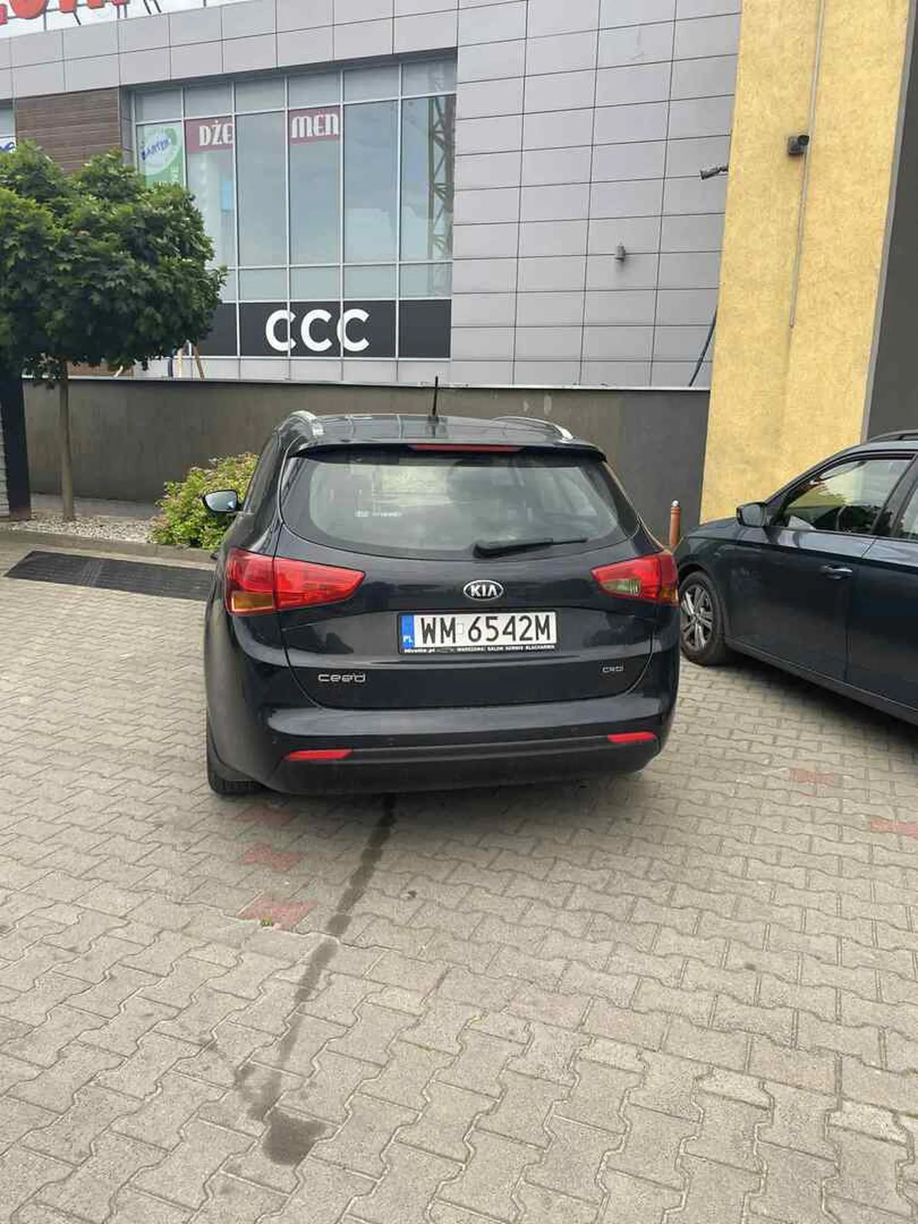 Kierowca nie potrafi poprawie zaparkować pojazdu na parkingu w stojadłach obok McDonalds dnia 16.06.2025