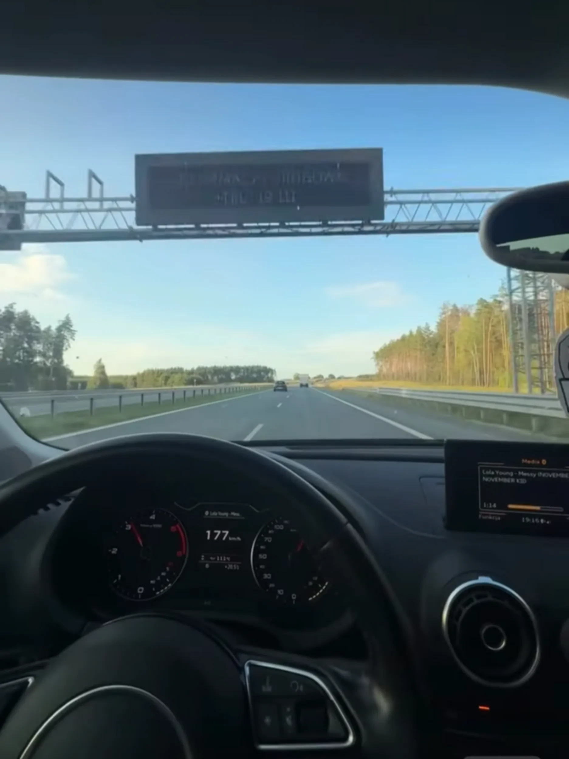 Pięknie to szpanują w internecie prędkością na autostradzie. Proszę spodziewać się wezwania na powiatowy komisariat policji.