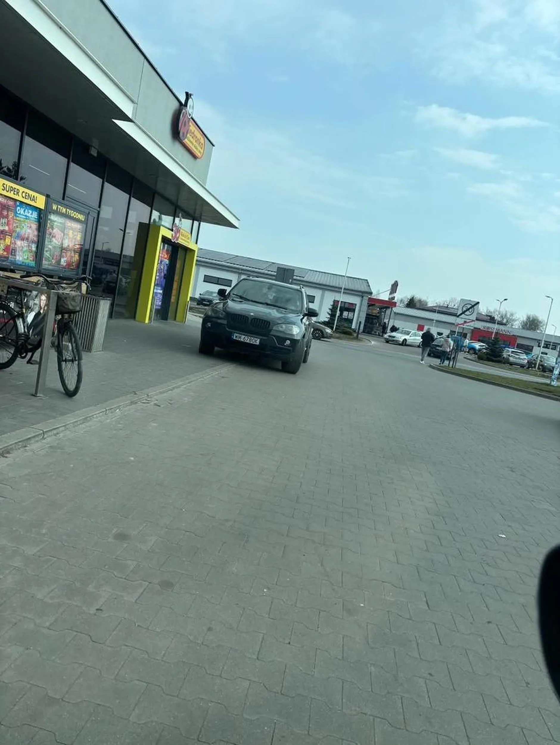 Buractwo, najlepiej wjechać do samego sklepu