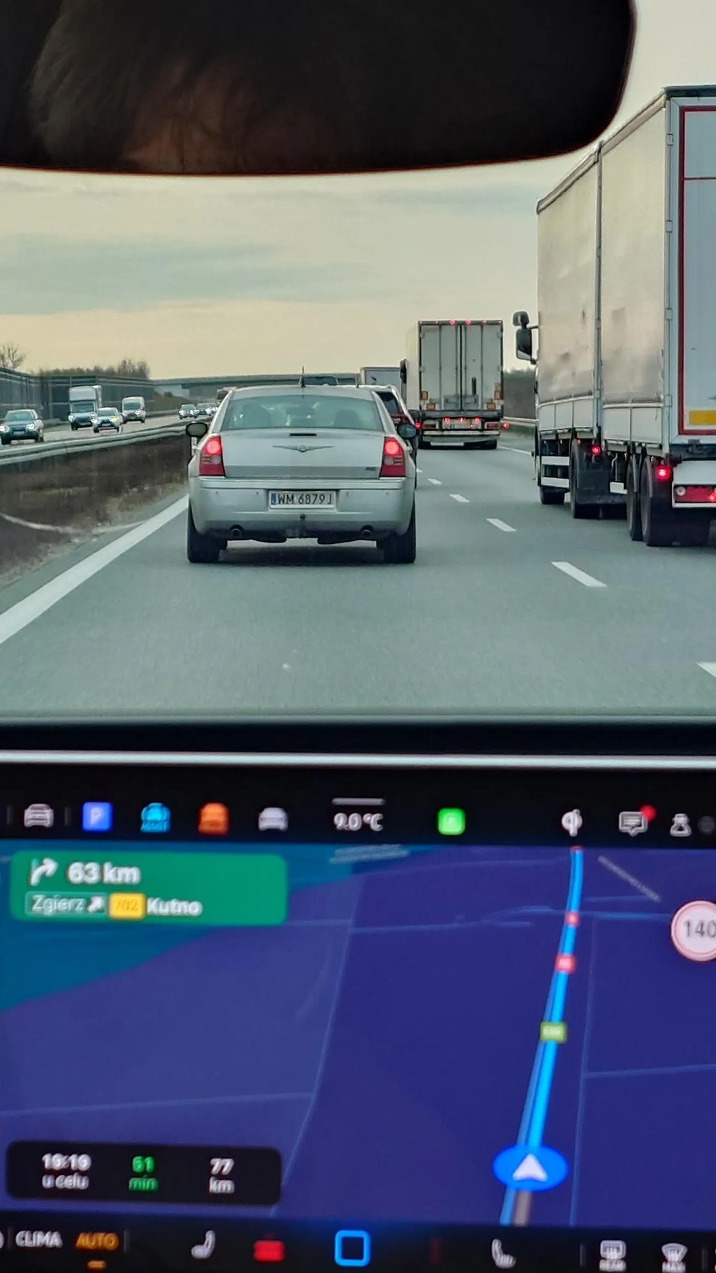 Wpierdala się na chama z prawego pasa na autostradzie oraz wyprzedza prawym pasem