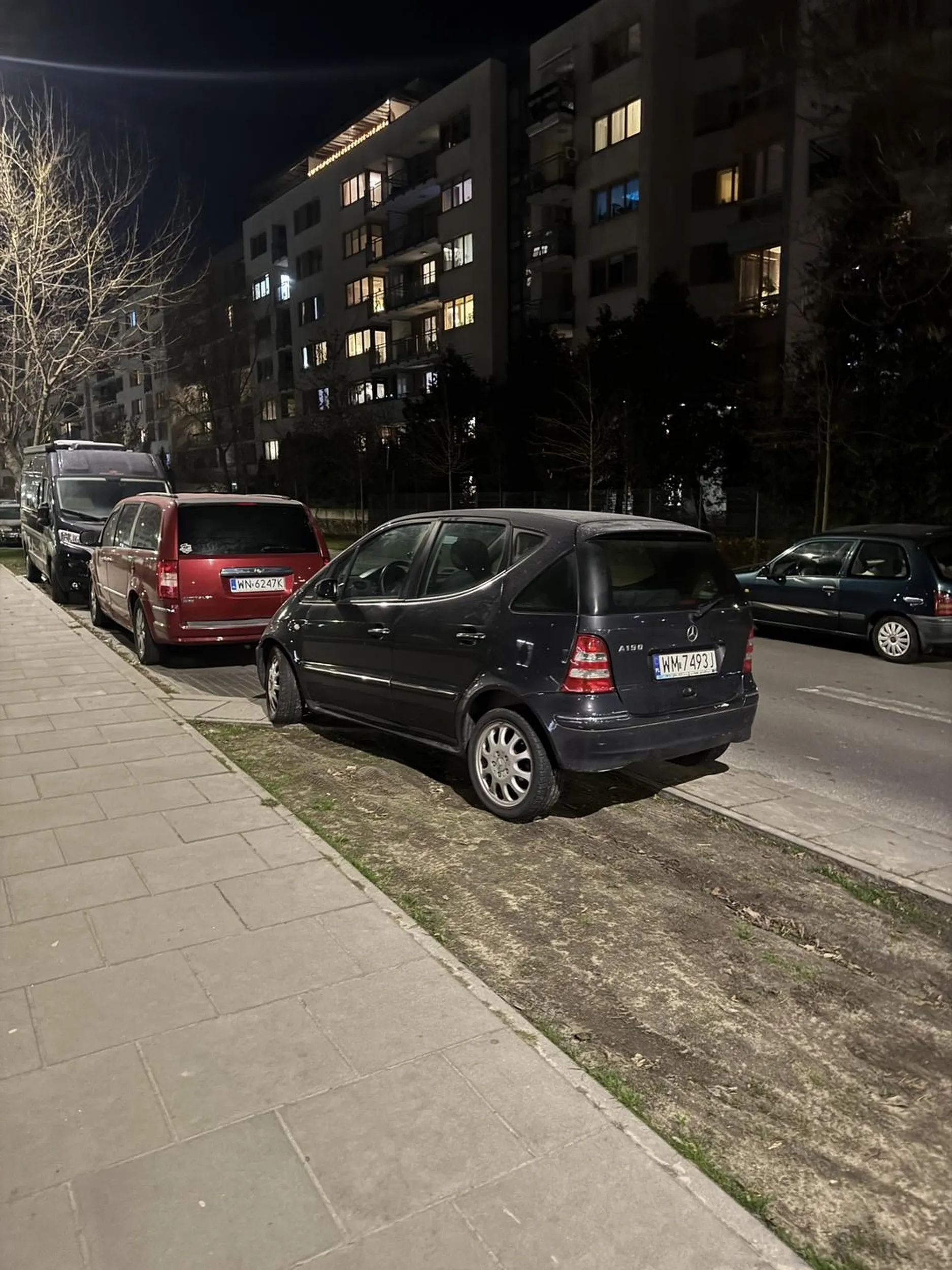 Może zacznij jeździć rowerem skoro nie potrafisz zaparkować nawet takim żelazkiem