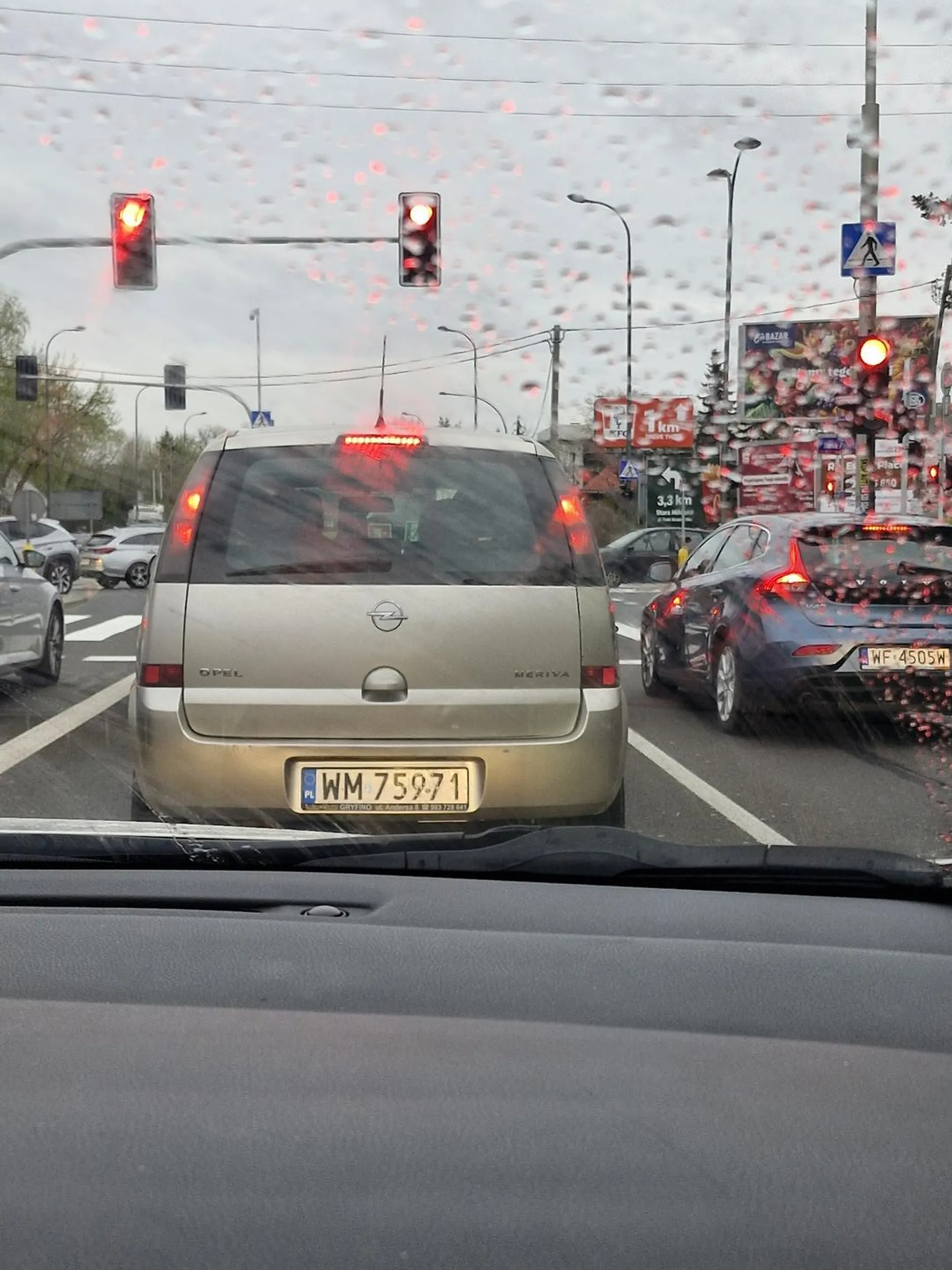 Jadąc dziś Traktem Brzeskim dziadek Oplem walił nas światłami bez powodu, wł i wył non stop awaryjne oraz machał rękoma. Kiedy ujrzał że nagrywam zaczął uciekać i wymijać pasem który wskazuje na zjechanie a on cały czas jechał i wyprzedzał w ten sposób chyba z 10 aut, dziwne że nikogo to niezainteresowało. Więc zadzwoniliśmy na 112, jechaliśmy za nim aż do Mińska niestety wyprzedził tyle aut że nie udało się go już nam namierzyć.