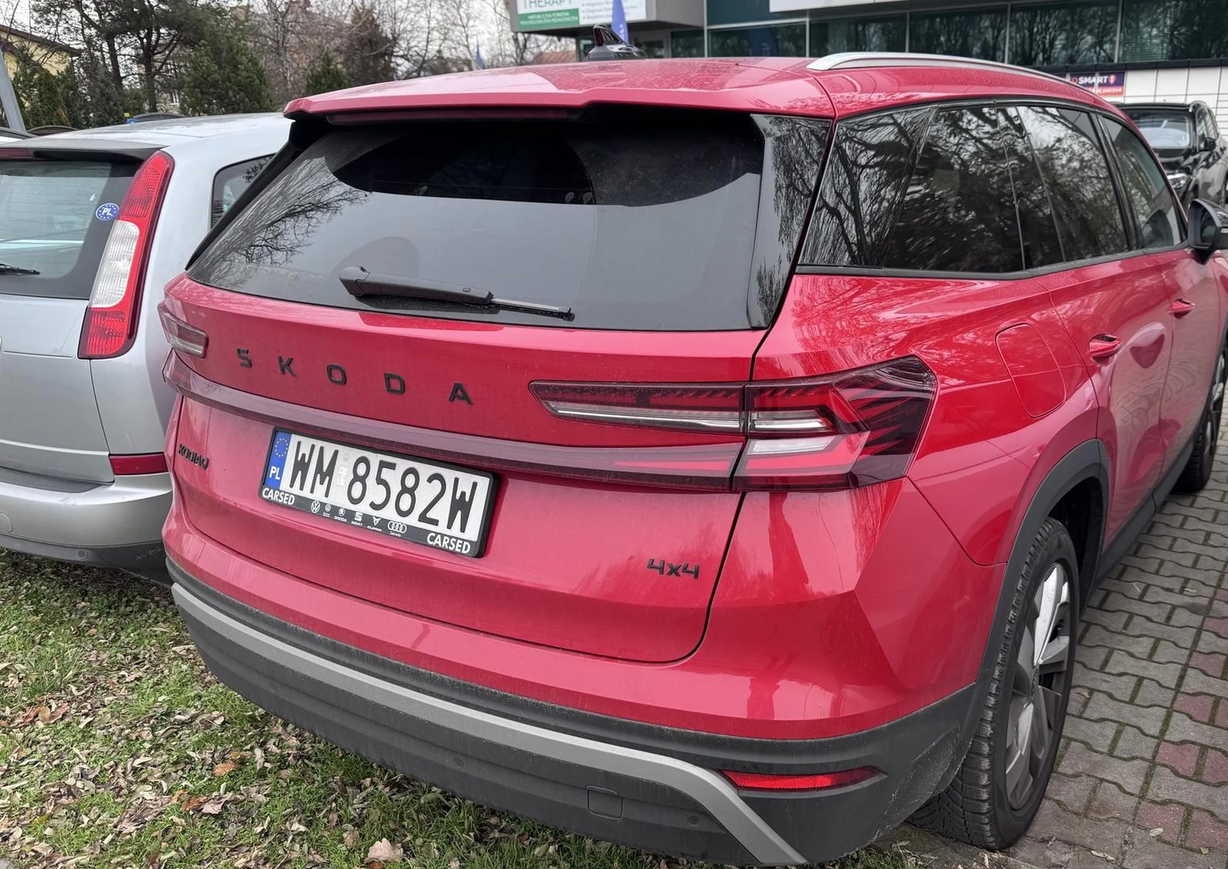 polecam jeszcze większy samochód jak nie umiesz parkować. Stanąłeś tak blisko, ze nie mogłem zapakować dziecka do fotelika. Kiedyś ktoś Ci po prostu obije drzwi jak tak będziesz parkować. Polecam do miasta mniejsze auto albo autobus.