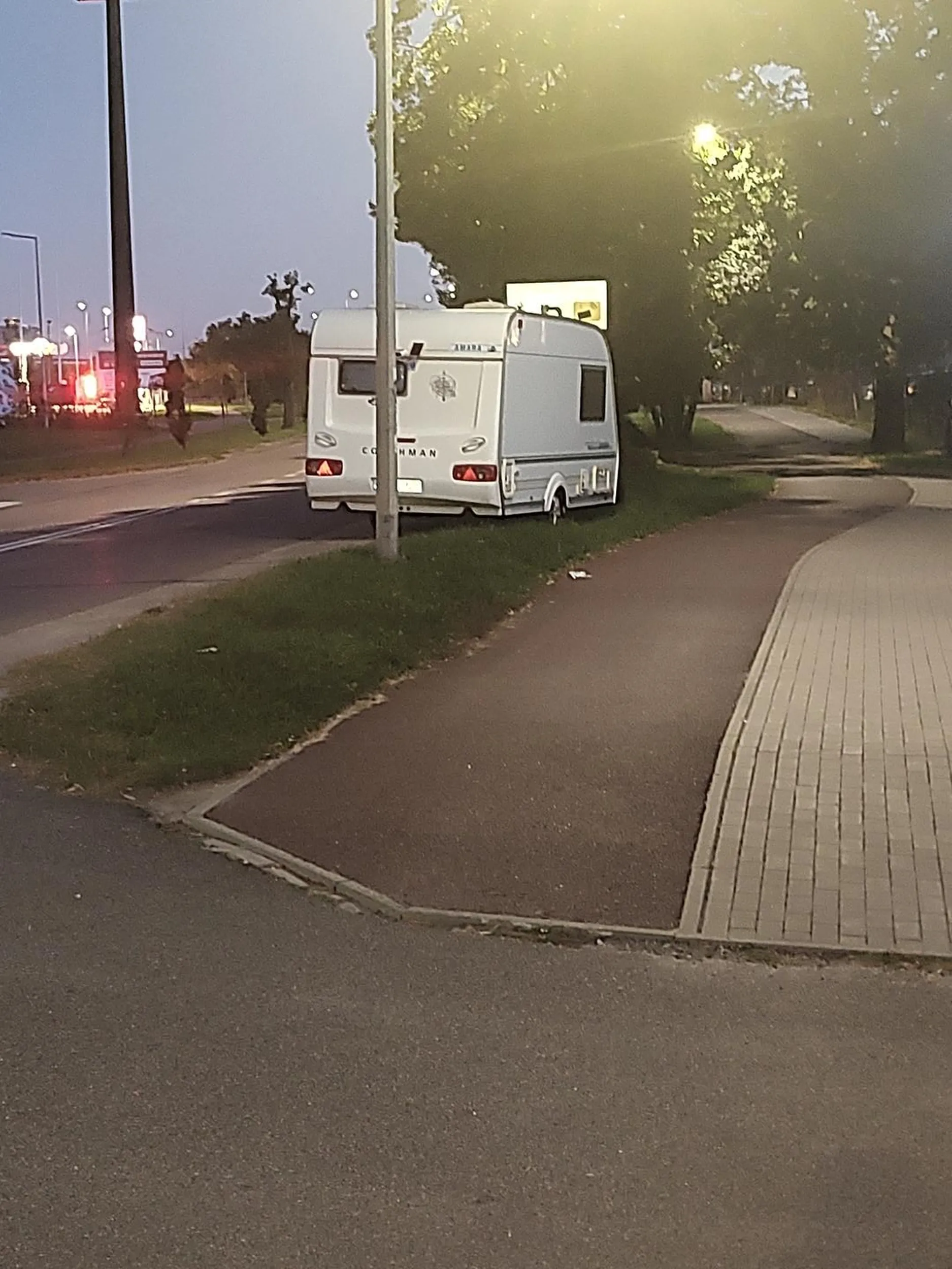 śmieć z warszawki cały trawnik zajeżdża brudas nie myty