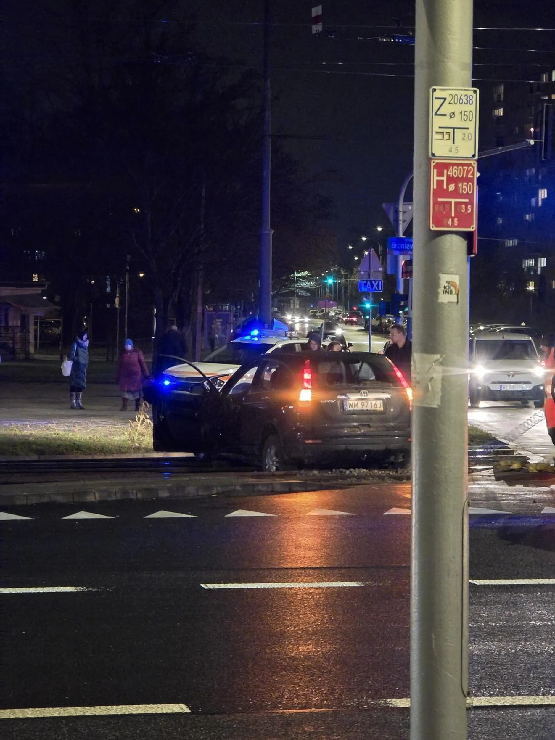Ten sam kretyn tym razem odwalił numer na Piaskach i zablokował tramwaje w każdym kierunku. Prawo jazdy do zabrania.