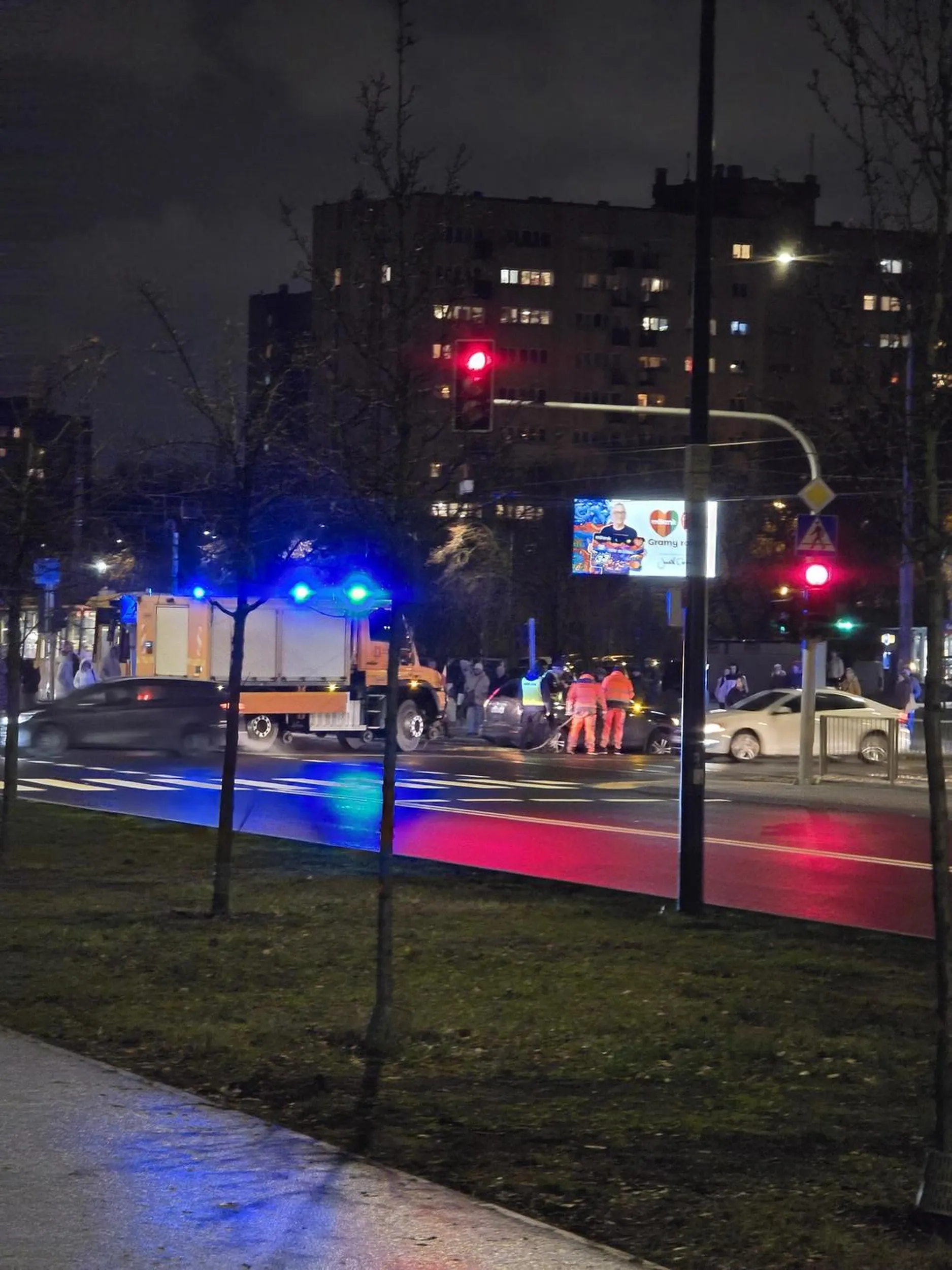 Ten sam kretyn tym razem odwalił numer na Piaskach i zablokował tramwaje w każdym kierunku. Prawo jazdy do zabrania.
