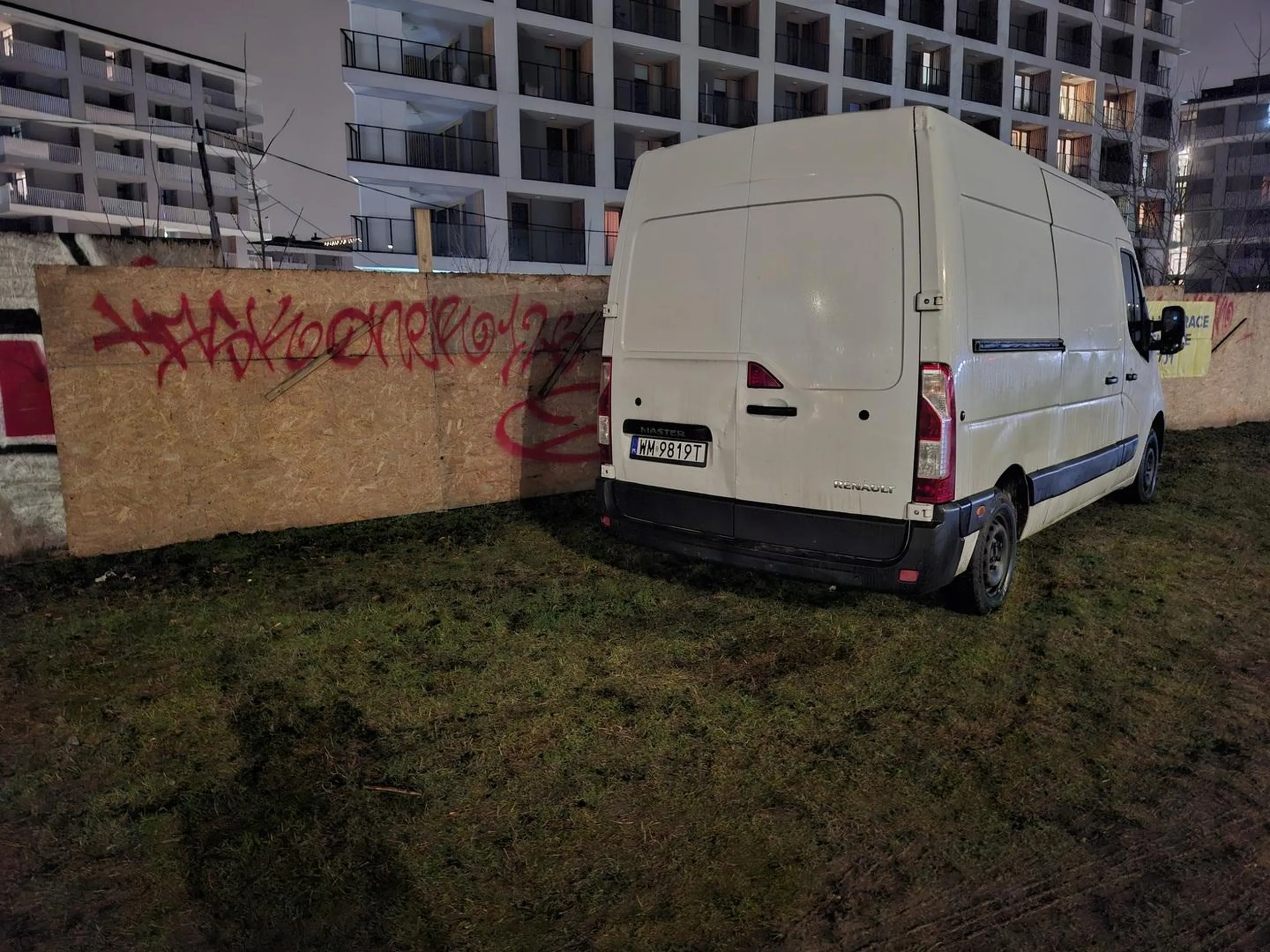 Cham z Mińska zdewastował mi trawnik na Gocławku