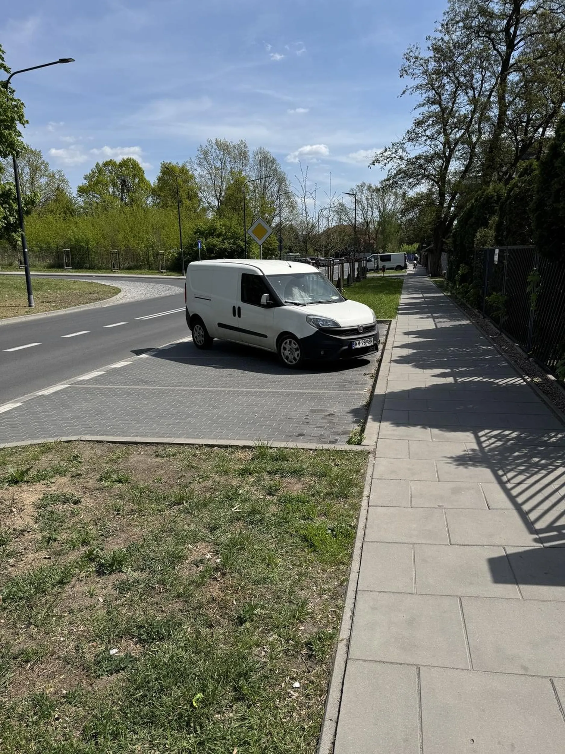 Wspaniałe parkowanie, duża wyobraźnia i poczucie przestrzeni. Kierowca podobno wykupił wszystkie miejsca postojowe.