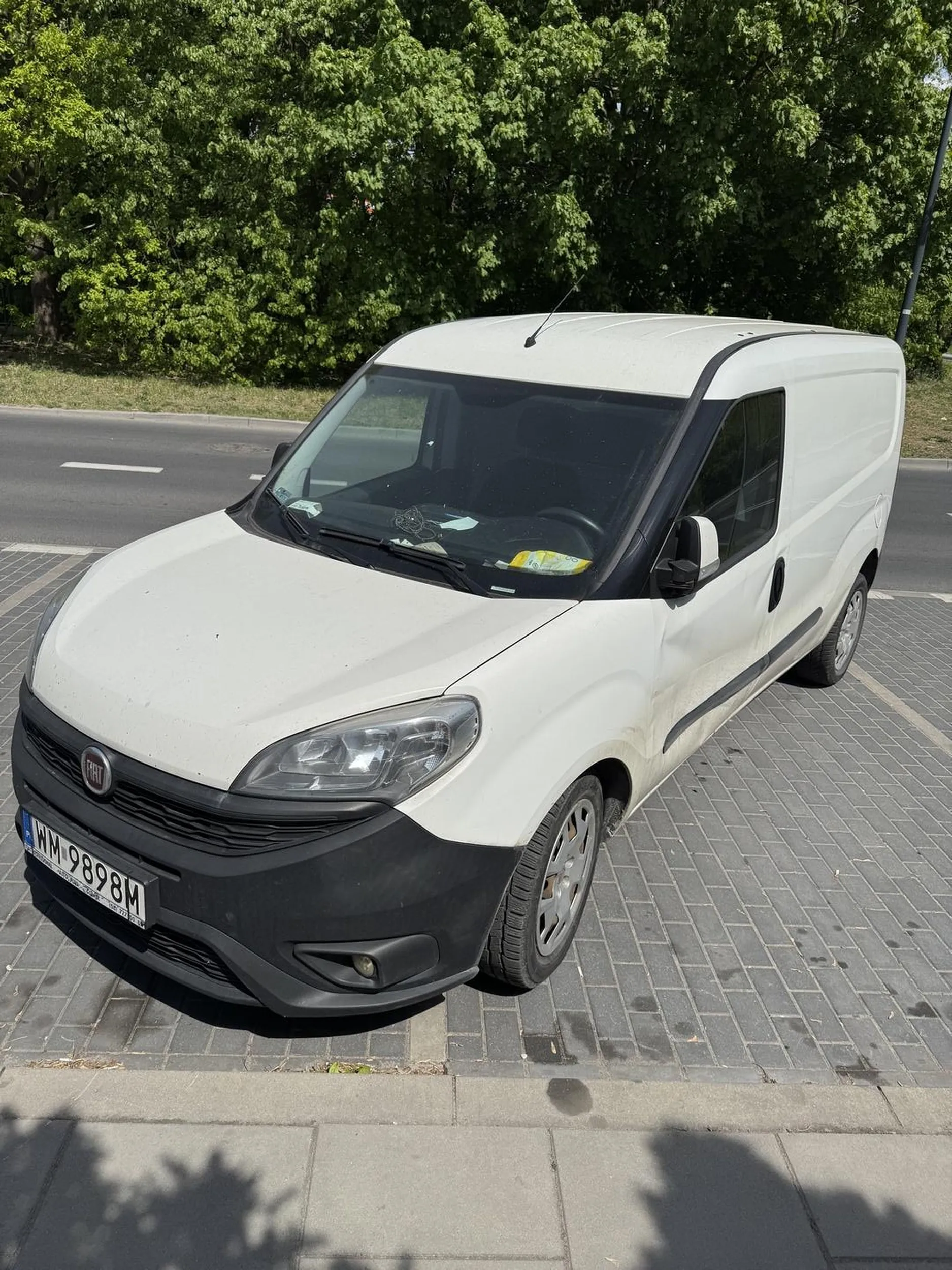 Wspaniałe parkowanie, duża wyobraźnia i poczucie przestrzeni. Kierowca podobno wykupił wszystkie miejsca postojowe.