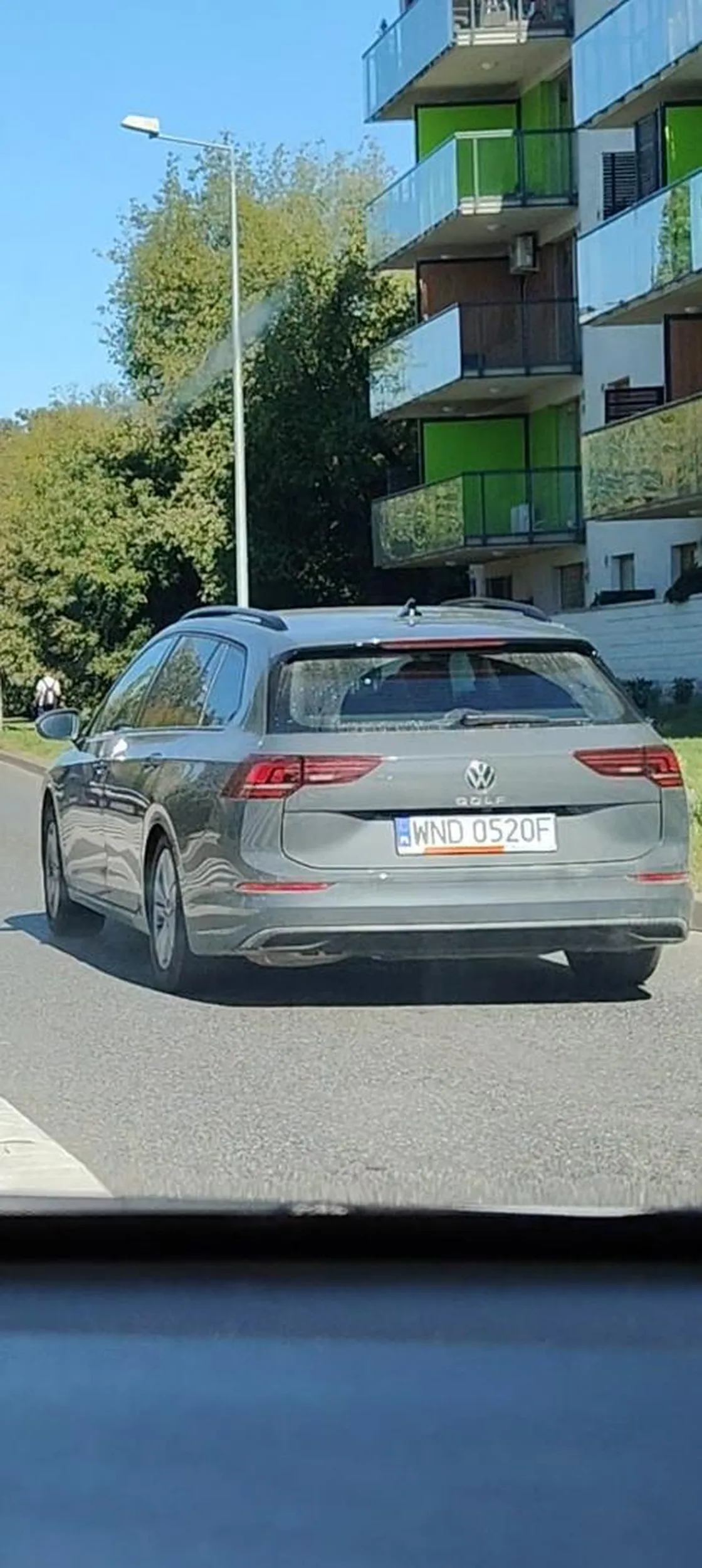 Następnym razem pizdeuszu, nie zostaniesz wpuszczony podczas jazdy na suwak, i będziesz się tłumaczyć psiarni ze swojej winy. A drzeć mordę to możesz na swoją matkę w tym swoim golfie.