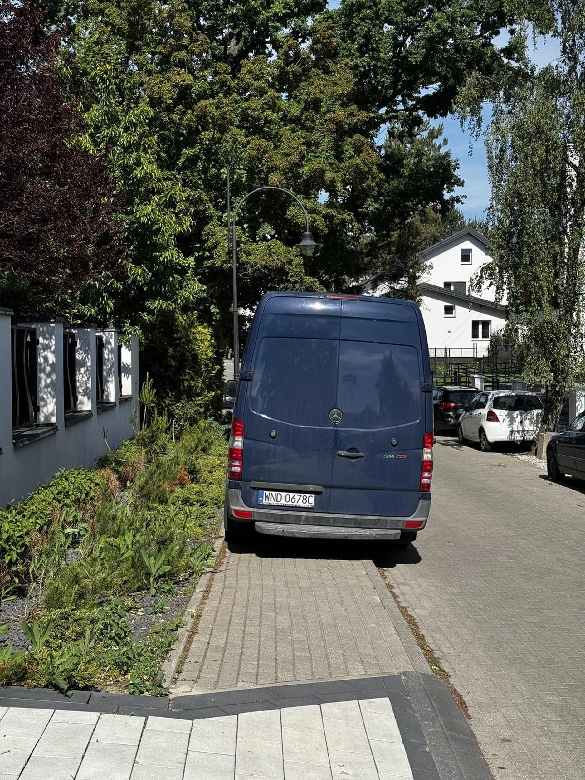 Jako osoba poruszająca się o kulach, czuję się narażony na potencjalny wypadek drogowy. Proszę parkować normalnie parówo