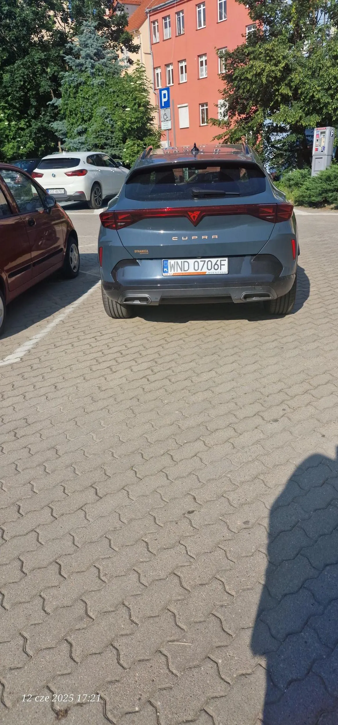 Naucz sie parkować- miejsca są wyznaczone nie bez przyczyny, tylko po to, żeby byl swobodny przejazd do okoła a nie na centymetry.