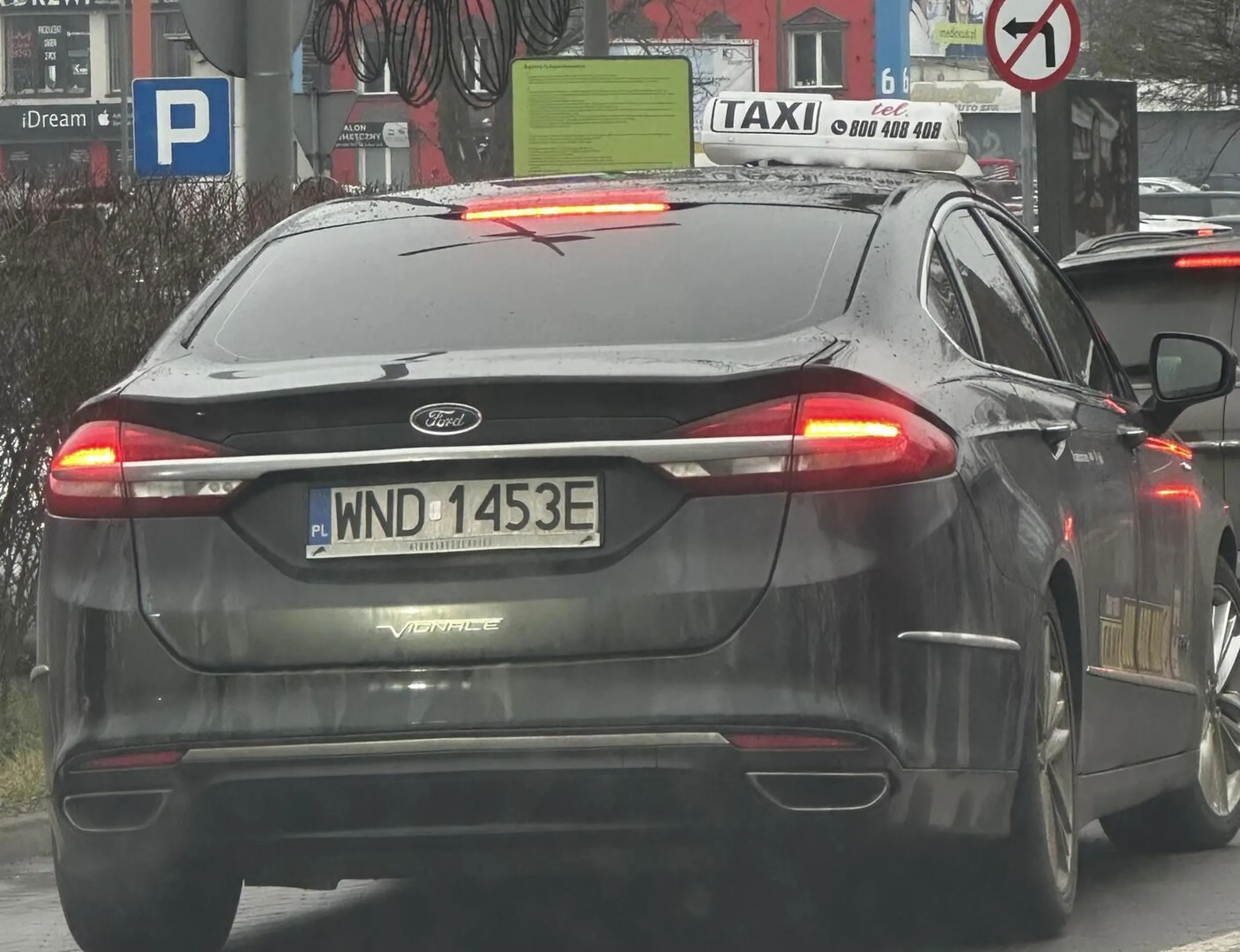 Wielki Pan taksówkarz. Cham i prostak. Zajeżdża drogę, jest agresywny.