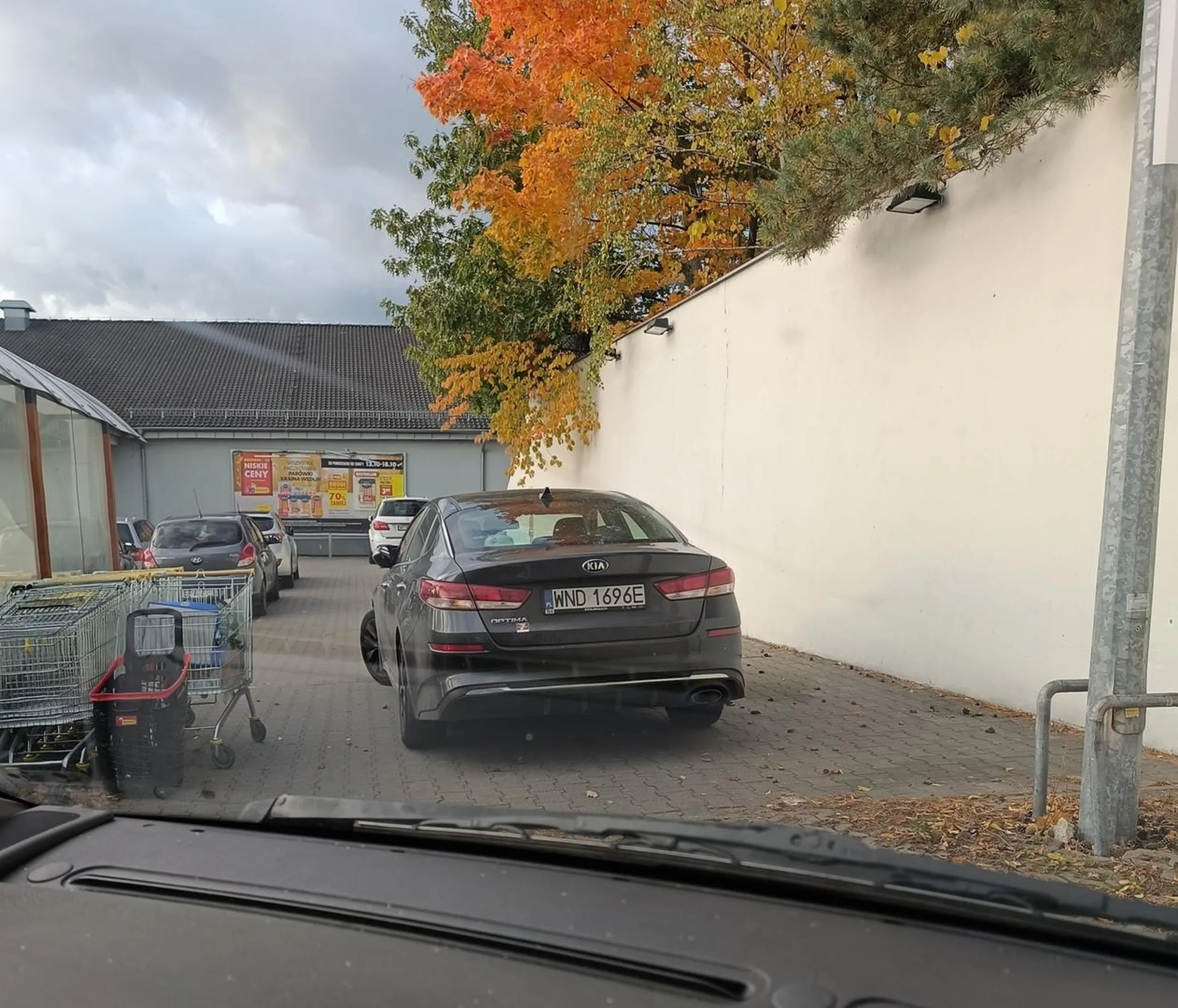 Widać że z nowego dworu, fajans zaparkował sobie tarasując całą drogę na parkingu