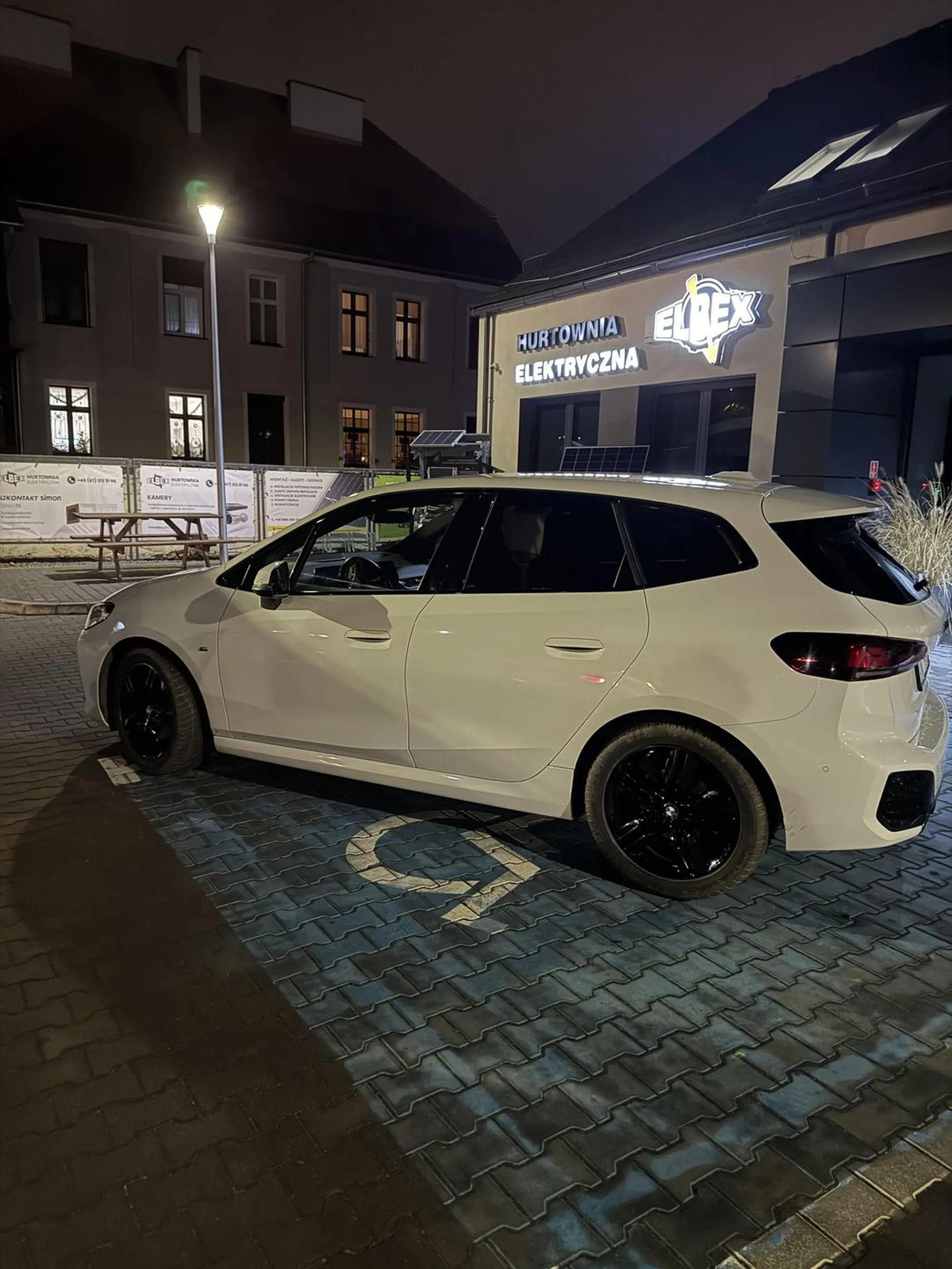 staje na miejscu dla niepełnosprawnych, nie miałem gdzie stanąć