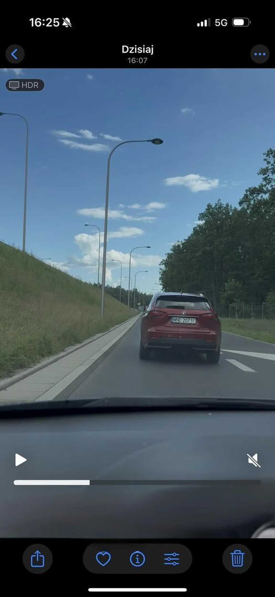 Kurwisko wyłudza ubezpieczenia, hamuje bez powodu i zajeżdża drogę. Radzę uważać na kierowcę tego auto, bo ewidentnie szuka kogoś do wyłudzenia pieniędzy i słoma z butów mu wystaje. Bezzębna suka przekazana na Waliców 15 z nagraniem co robi na drodze