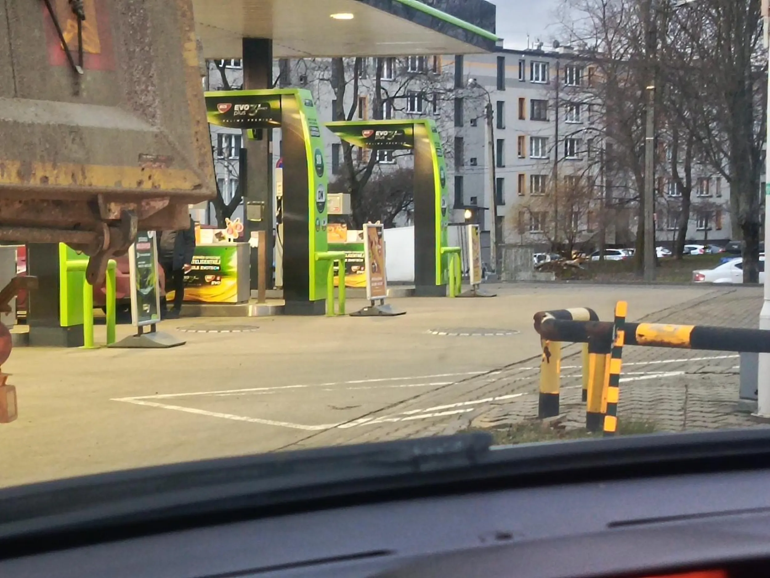 Bardzo chamski kierowca. Zastawił cały wjazd na stację. Prosząc go o podjechanie dosłownie pół.metra do przodu żebym mogła przejechać, kazał czekać aż zatankuje albo....jechać na około (gdzie jest drugi wjazd), bo on nie umie potem wycofać ?.?