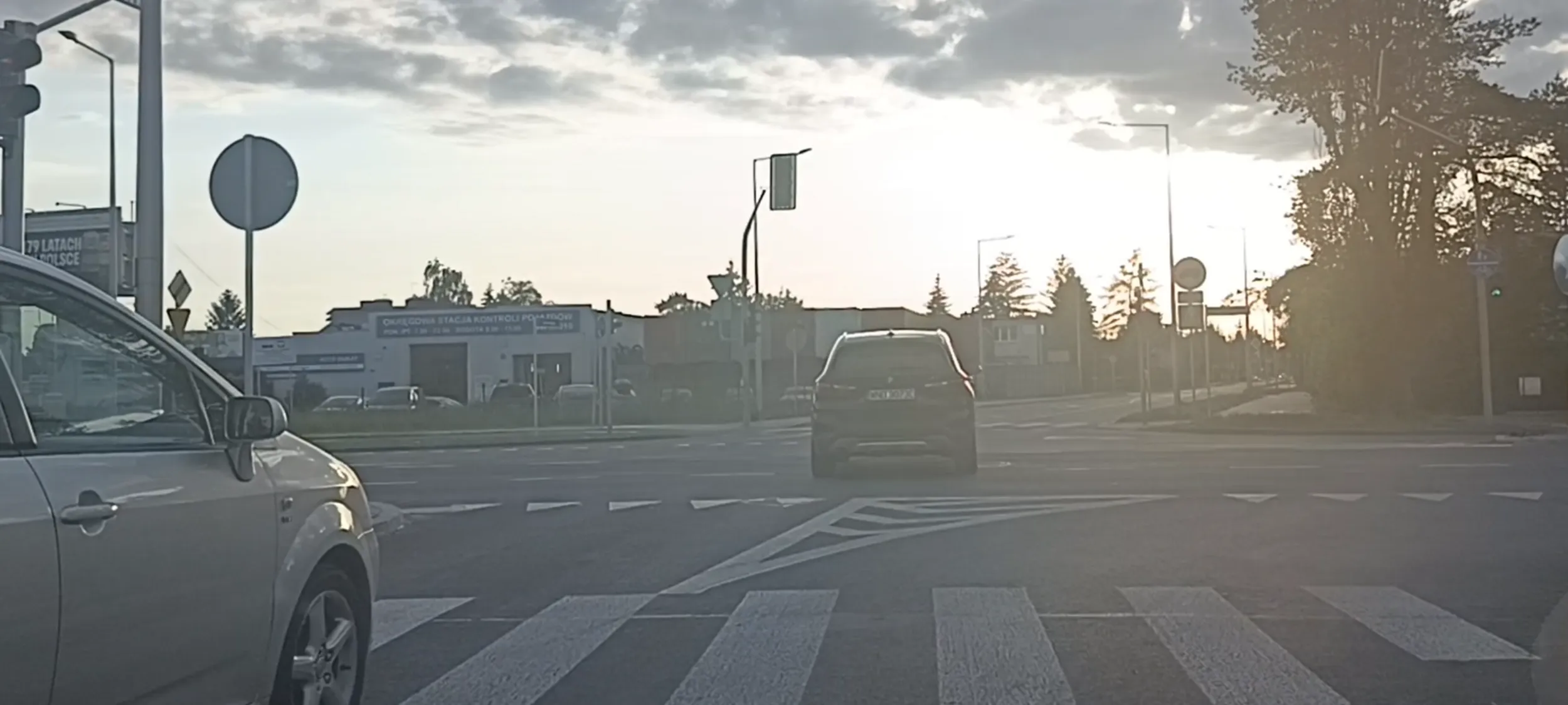 Bandyta drogowy pojechał prosto z pasa do skrętu w lewo.