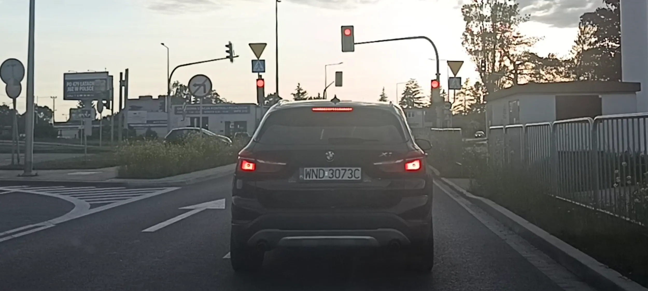 Bandyta drogowy pojechał prosto z pasa do skrętu w lewo.