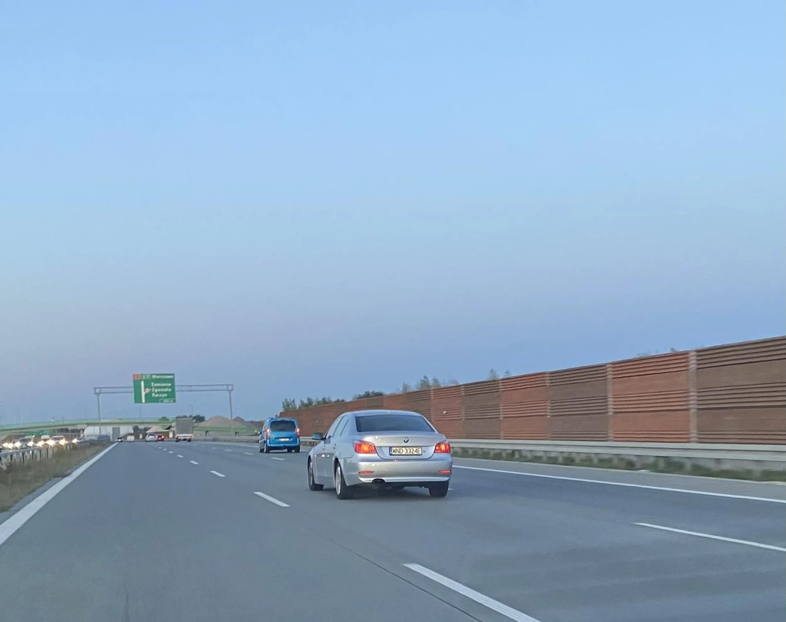 Kierowca albo niepelnosprawny albo pijany - do skretu na autostradzie potrzebuje 3 pasow tak go wozi - krotko mowiac stwarza zagrozenie - powinien oddac prawo jazdy ktore wygral przy zakupie geriavitu