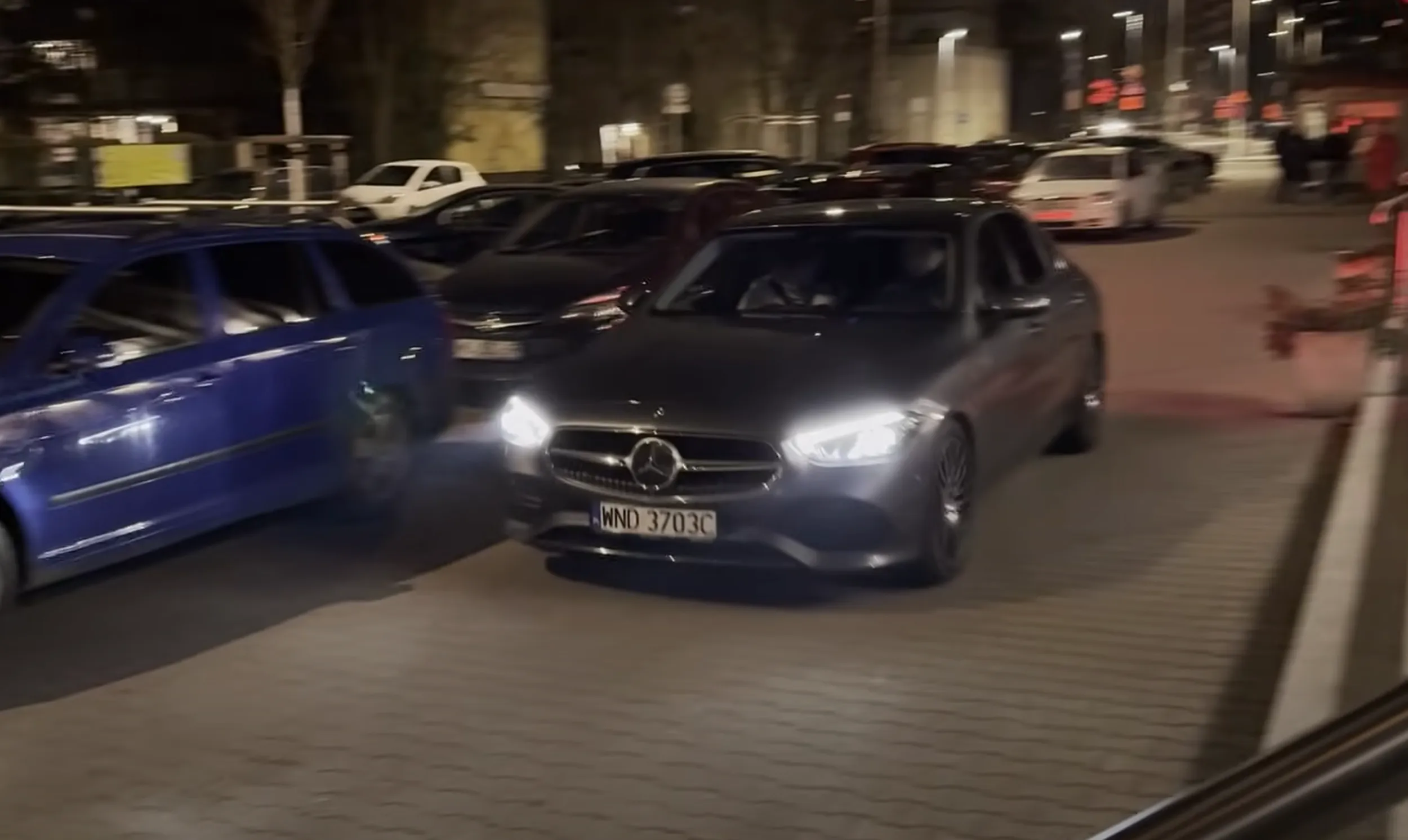 Mercedes-Benz C180 WND3703C ul. Deotymy 41, 01-441 Warszawa - Jazda wzdłuż po chodniku - 1500 PLN + 8 punktów karnych