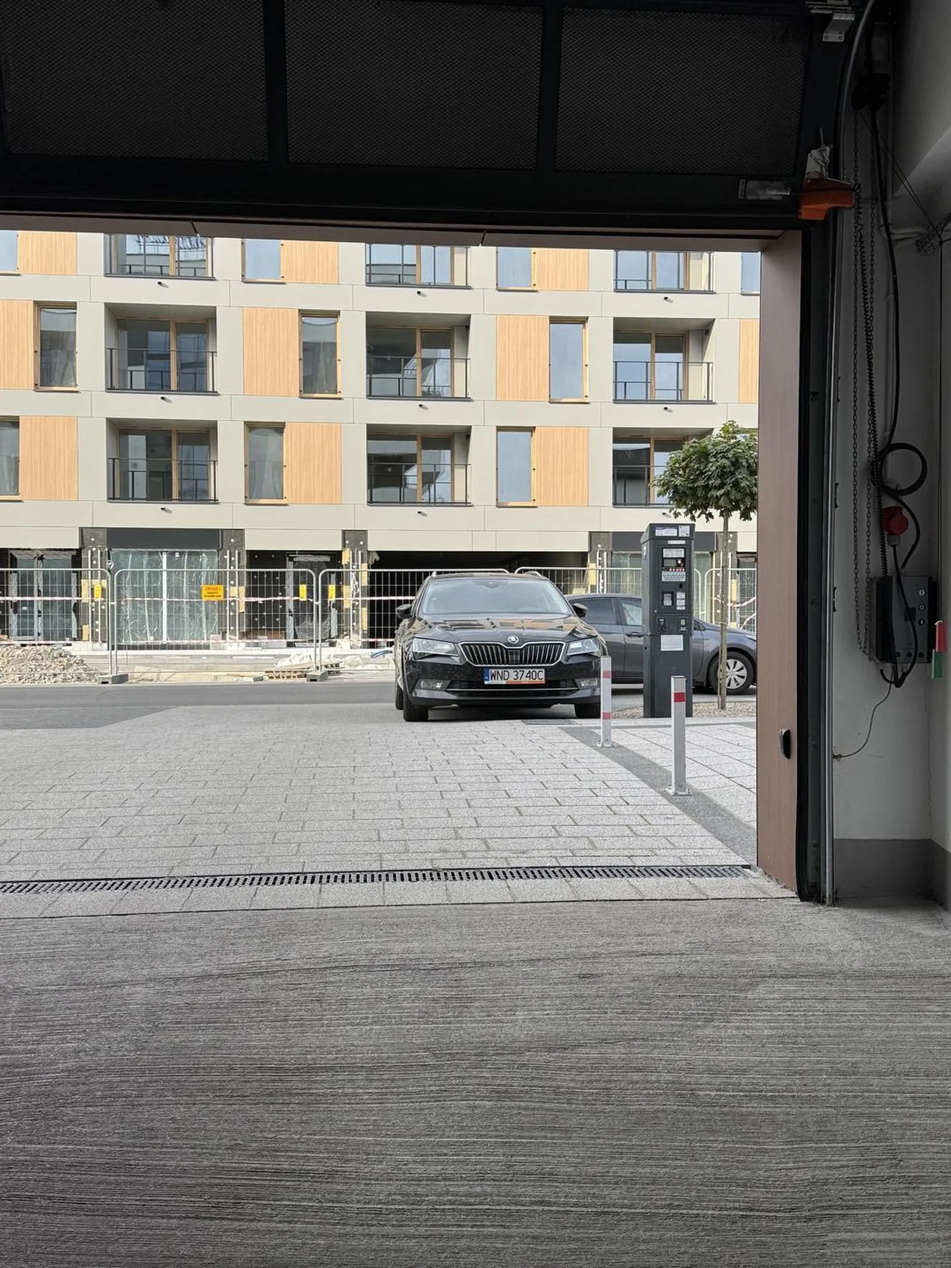 Śmieć zastawia bramę wjazdową, po zwróceniu uwagi przestawia się 20cm dalej - znowu zastawiając bramę wjazdową