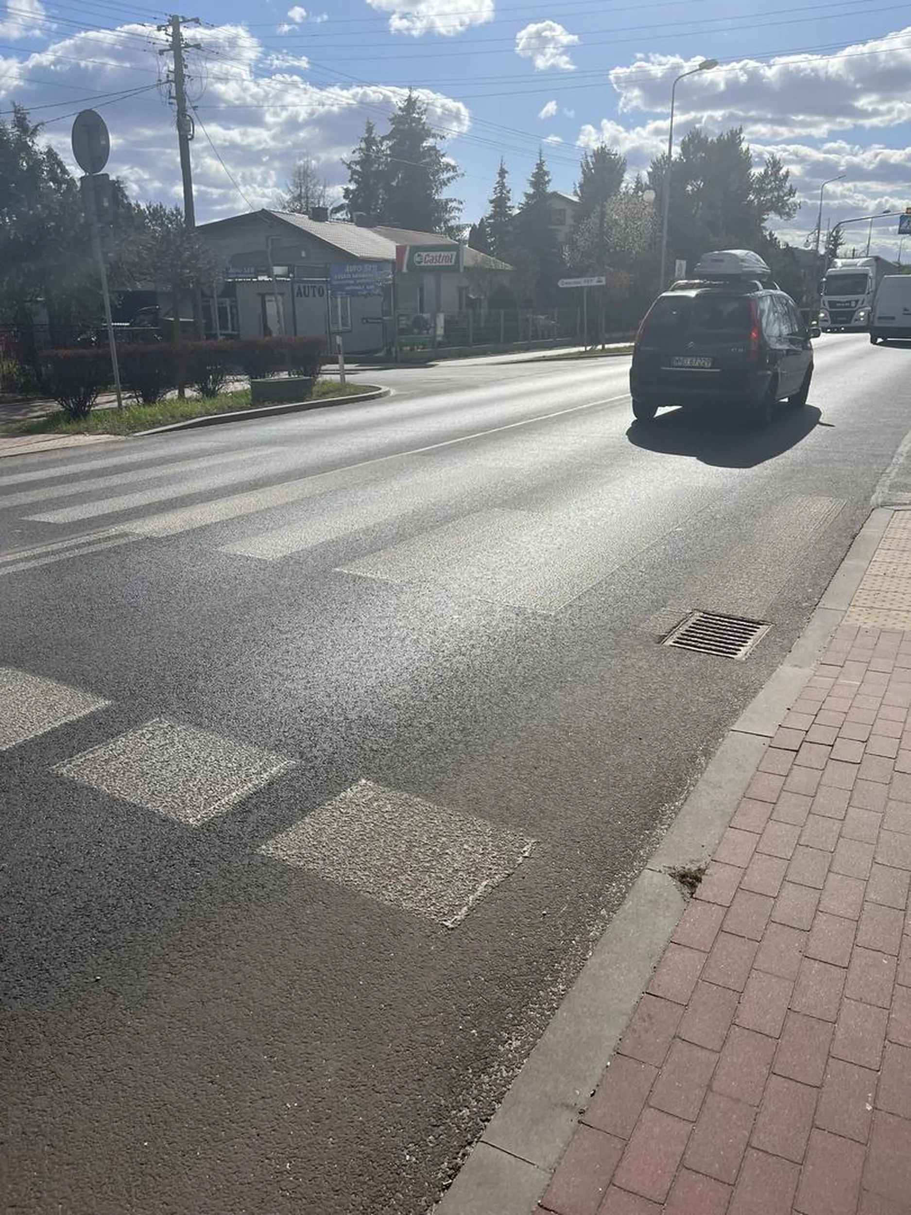Kierowca prawie potrącił mnie na przejściu dla pieszych, ponieważ bardzo mu się śpieszyło, wyminął samochody na linii podwójnej ciągłej. Nie zachowując przy tym szczególnej ostrożności