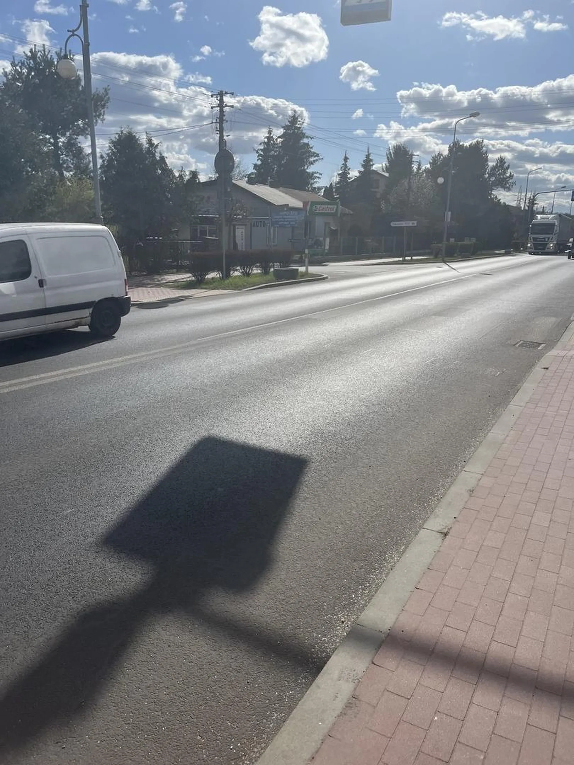 Kierowca prawie potrącił mnie na przejściu dla pieszych, ponieważ bardzo mu się śpieszyło, wyminął samochody na linii podwójnej ciągłej. Nie zachowując przy tym szczególnej ostrożności