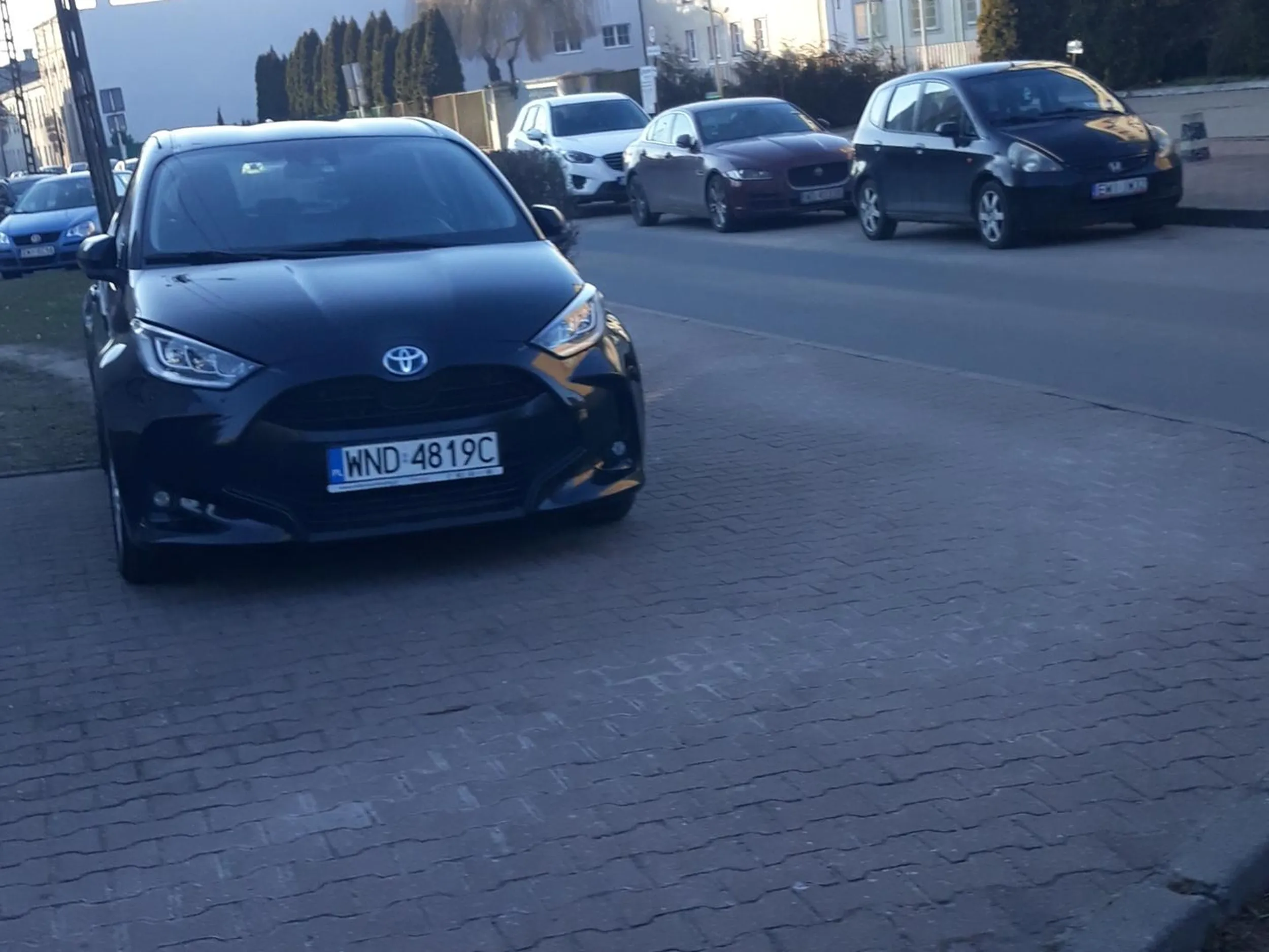 - zakaz jazdy po chodniku - zakaz parkowania na chodniku - zakaz zatrzymywania się - parkowanie z dala od krawędzi jezdni - zakaz wjazdu - parkowanie/zastawianie/blokowanie drzwi pożarowych z wyjściem ewakuacyjnym