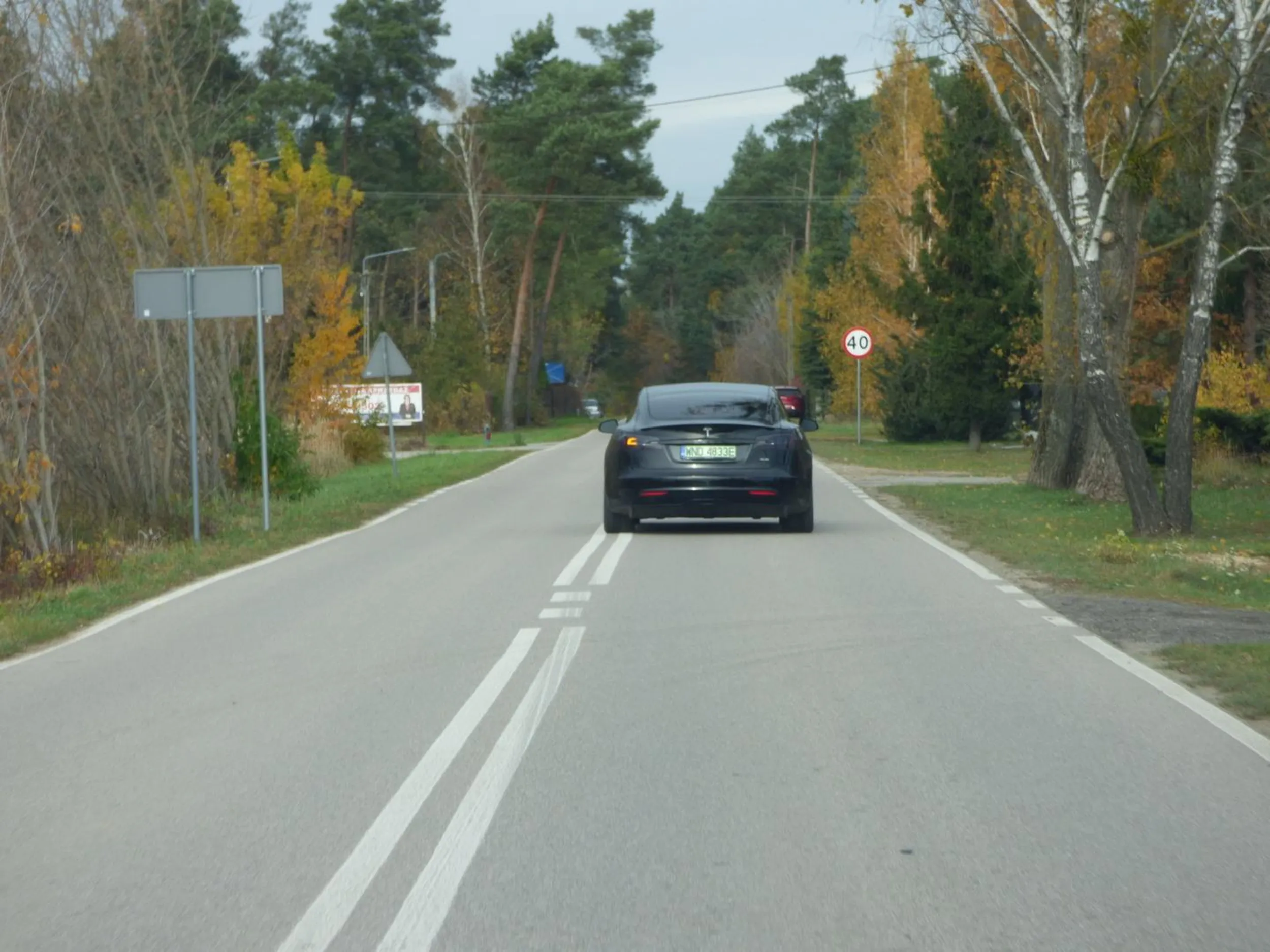30.10.2025 rok miejscowość ŚNIADÓWKO powiat Nowy Dwór Mazowiecki jedzie bardzo szybko w terenie zabudowanym ponad 90km/h wyprzedza na podwójnej linni ciagłej(chłop za kierownicą)