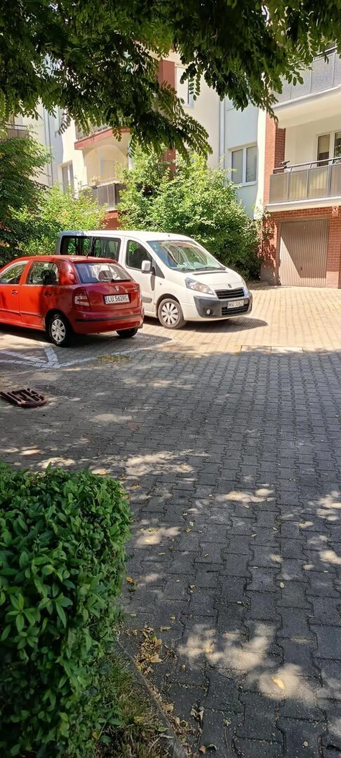 Środek dnia upał daje w kość a ten stoi od kilkunastu minut na odpalonym silniku