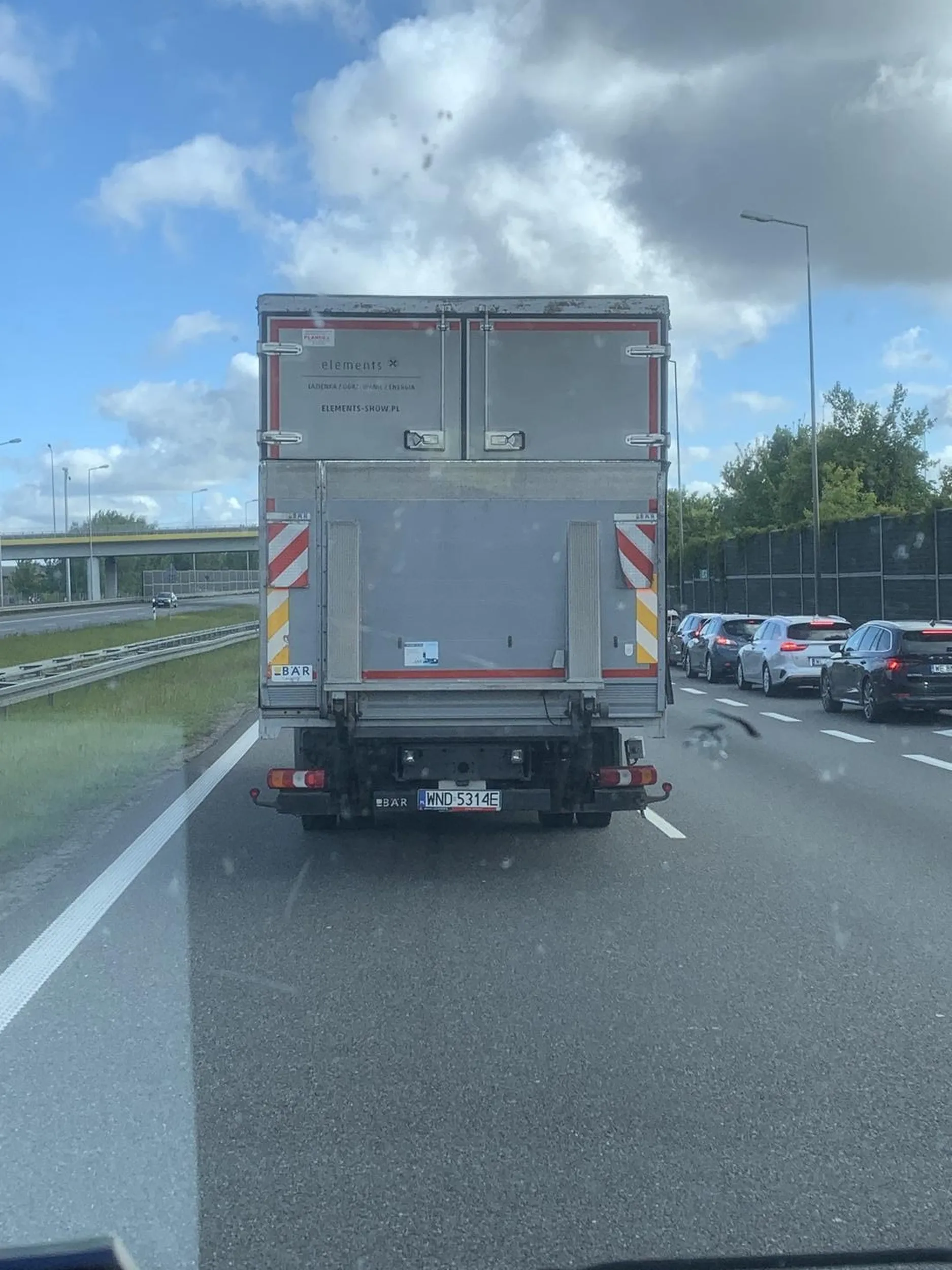 jak nie umiesz jeździć to nie jeździj a nie wpierdalasz się pod same koła i hamujesz chory czubie