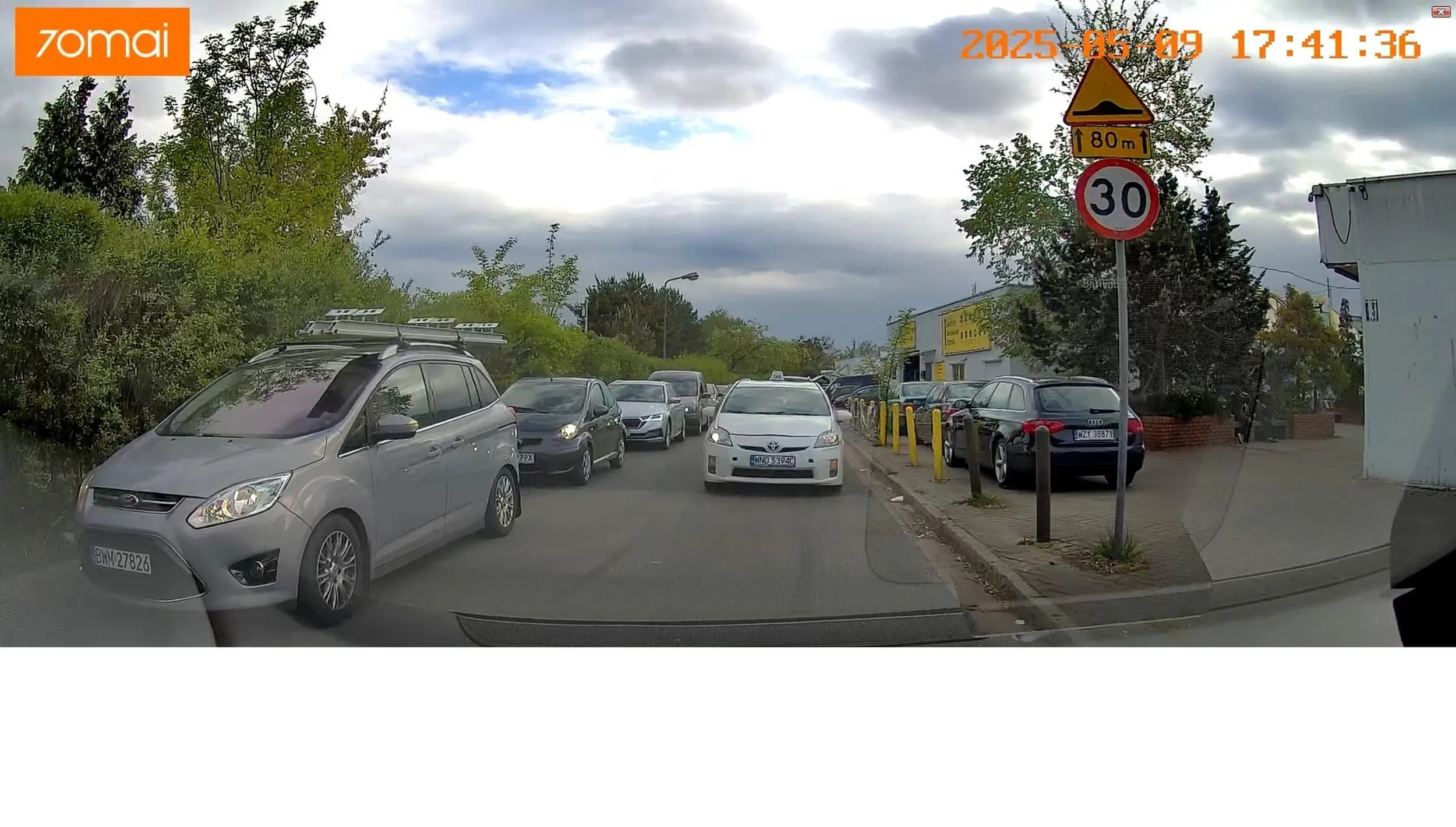 "Ciapek" z Bolta chyba się jeszcze nie dostosował do Polskiego ruchu prawostronnego. Najlepsze jest to, że za ciapkiem jeszcze jeden na cwaniaka po ciapkowemu pod prąd ruszył. No, dwóch puszczać nie zamierzam!!!